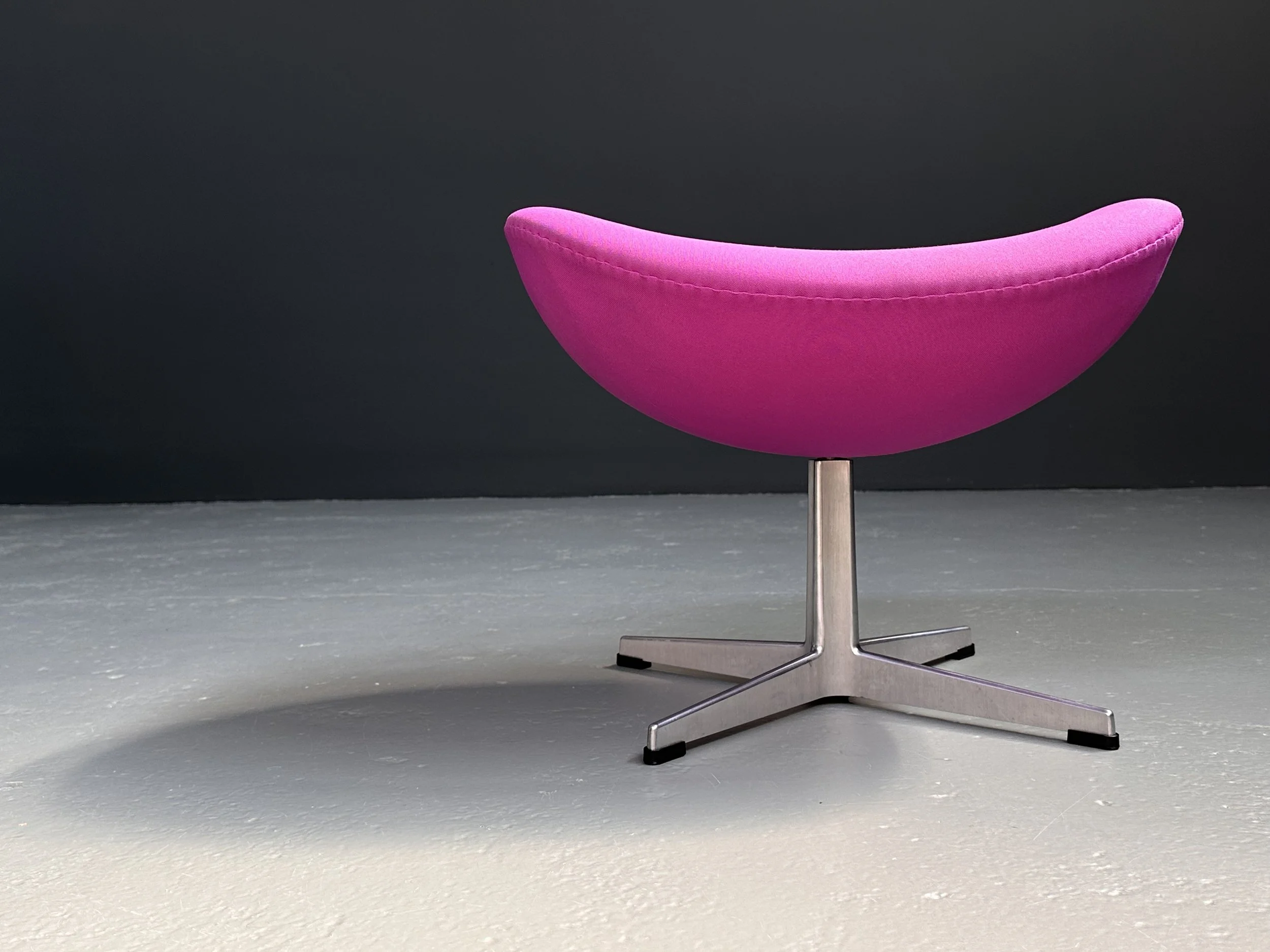 Arne Jacobsen Egg Chair ottoman by Fritz Hansen in fabric with aluminium base, 1958