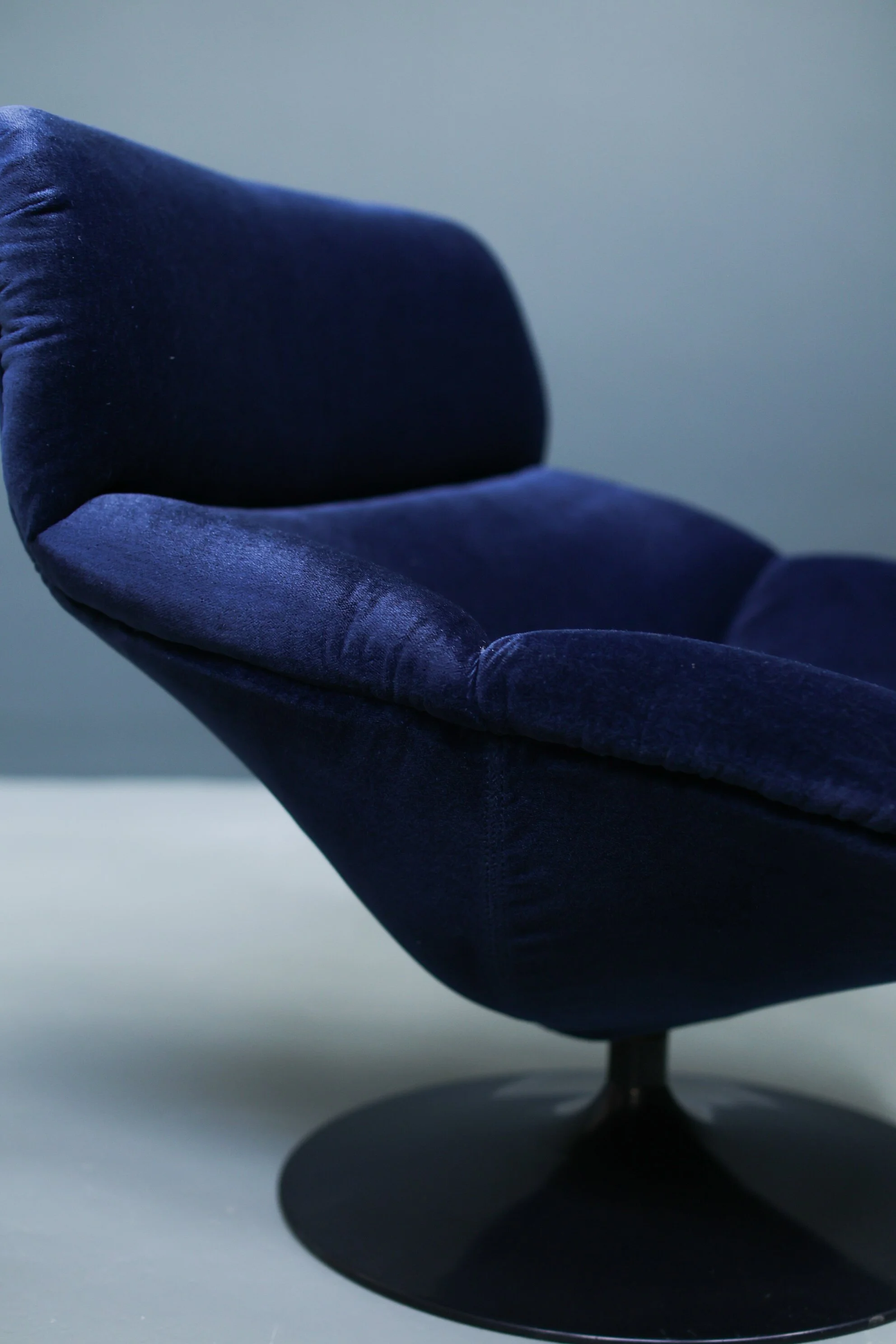 Geoffrey Harcourt F518 Lip Chair for Artifort in deep blue Nobilis Paris velvet, 1970s