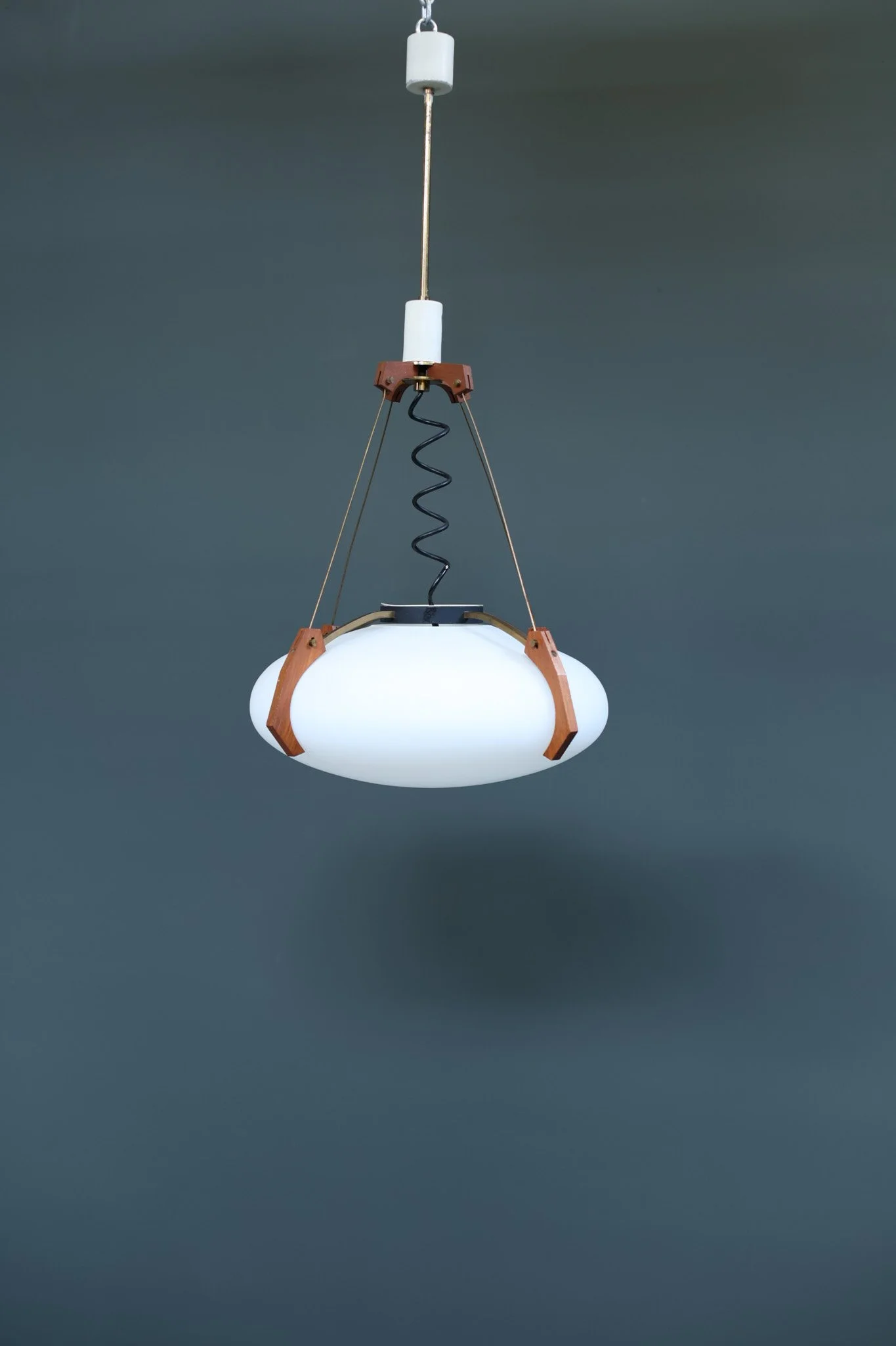 Bruno Chiarini Chandelier in Opaline Glass and Wood foto 2