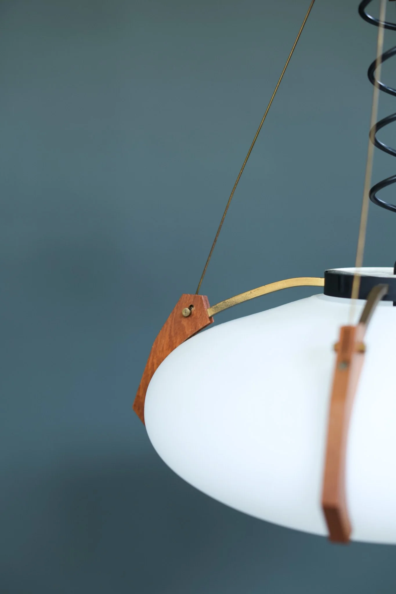Bruno Chiarini Chandelier in Opaline Glass and Wood foto 3