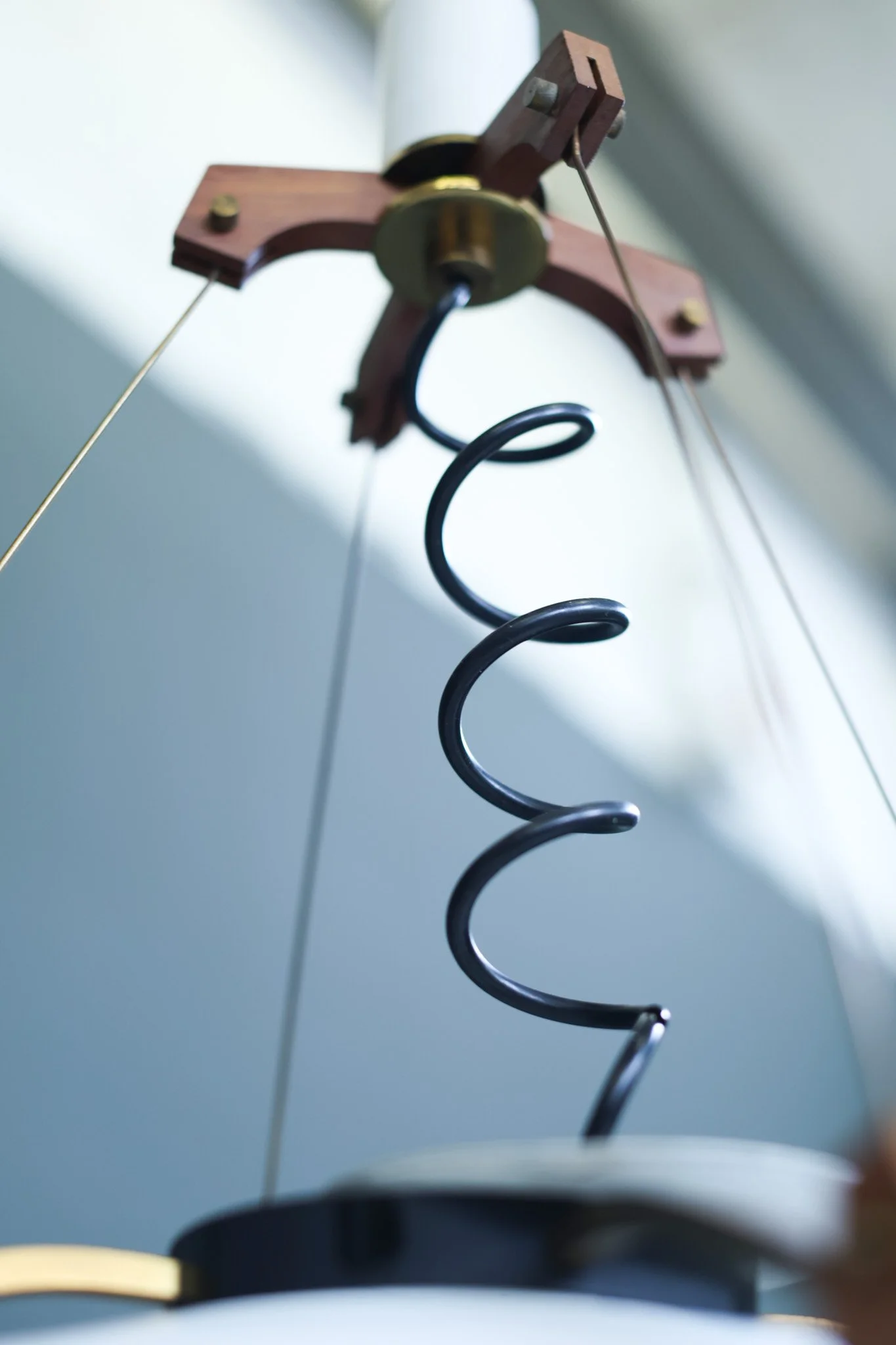 Bruno Chiarini Chandelier in Opaline Glass and Wood foto 4