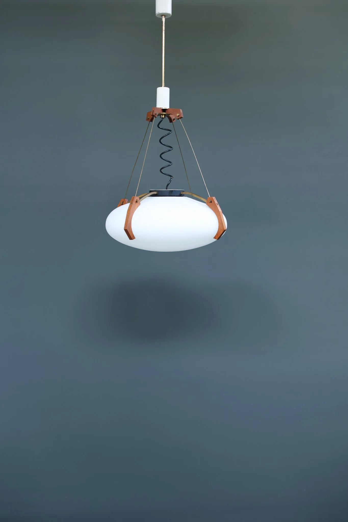 Bruno Chiarini Chandelier in Opaline Glass and Wood foto 6