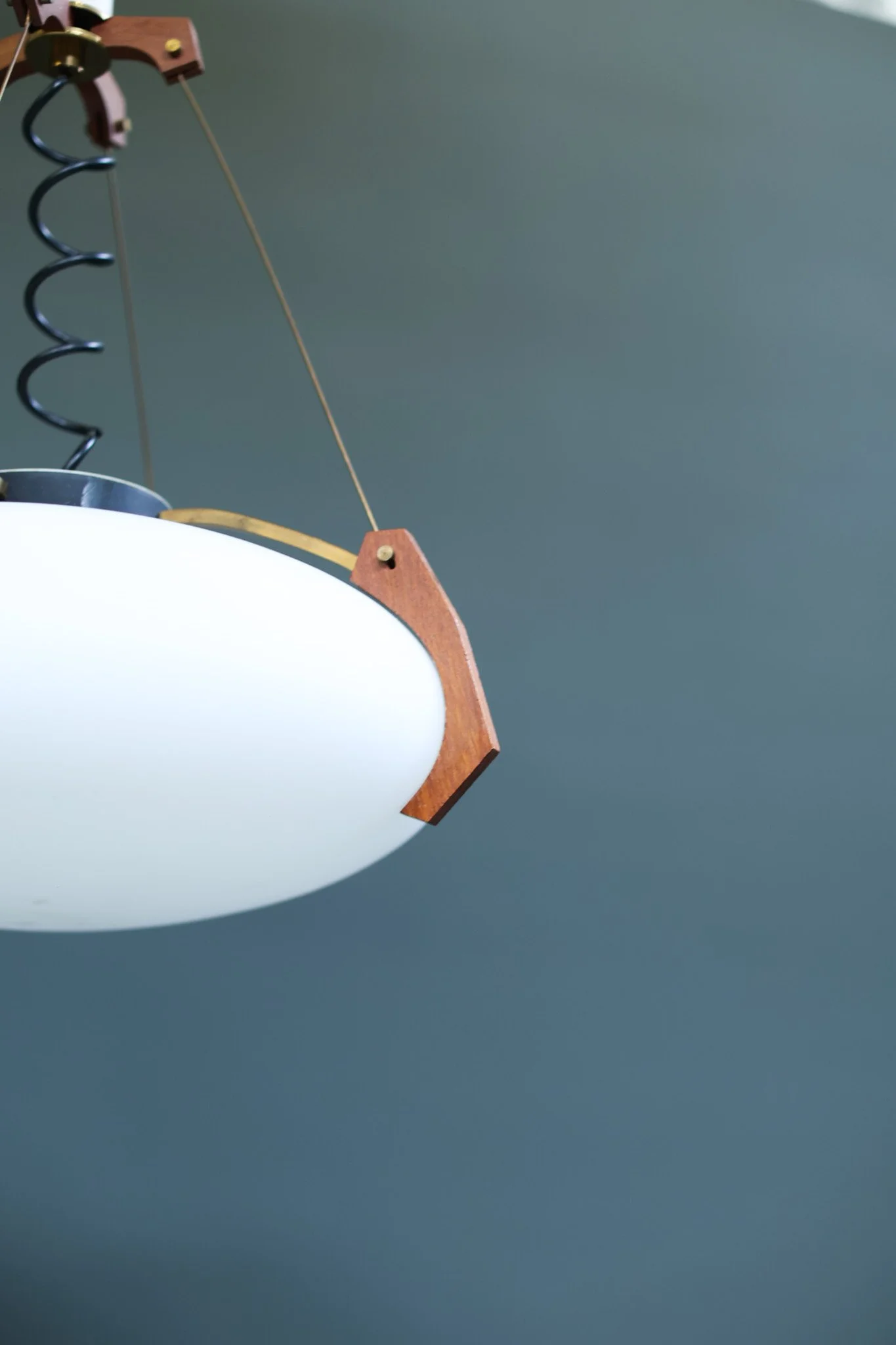 Bruno Chiarini Chandelier in Opaline Glass and Wood foto 7