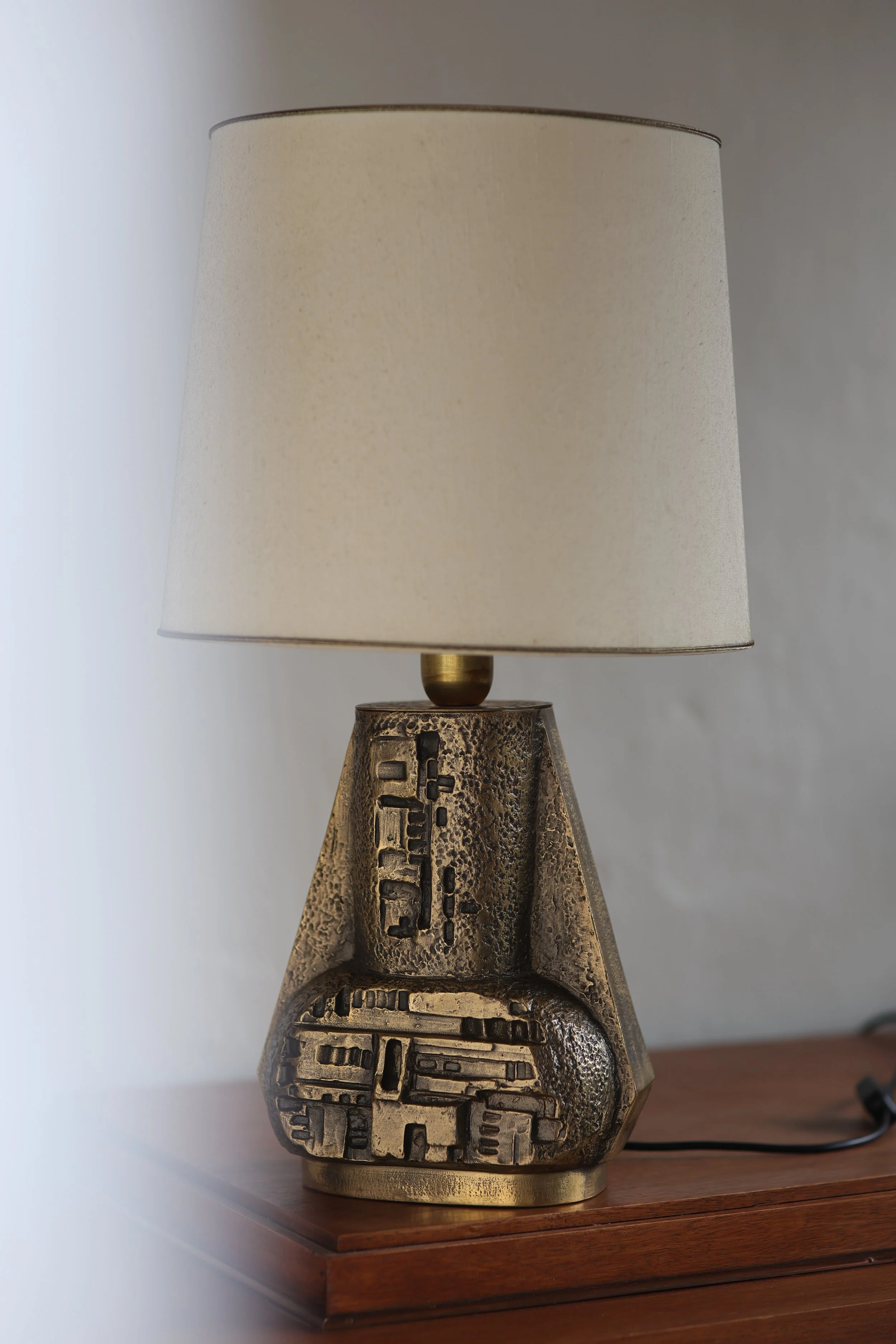 Brutalist Bronze Table Lamp with Sculptural Relief, 1970s foto 2