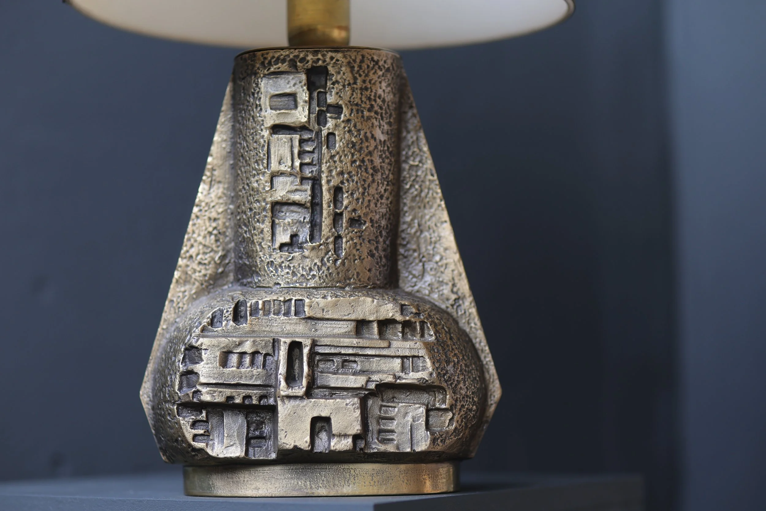 Brutalist Bronze Table Lamp with Sculptural Relief, 1970s foto 6