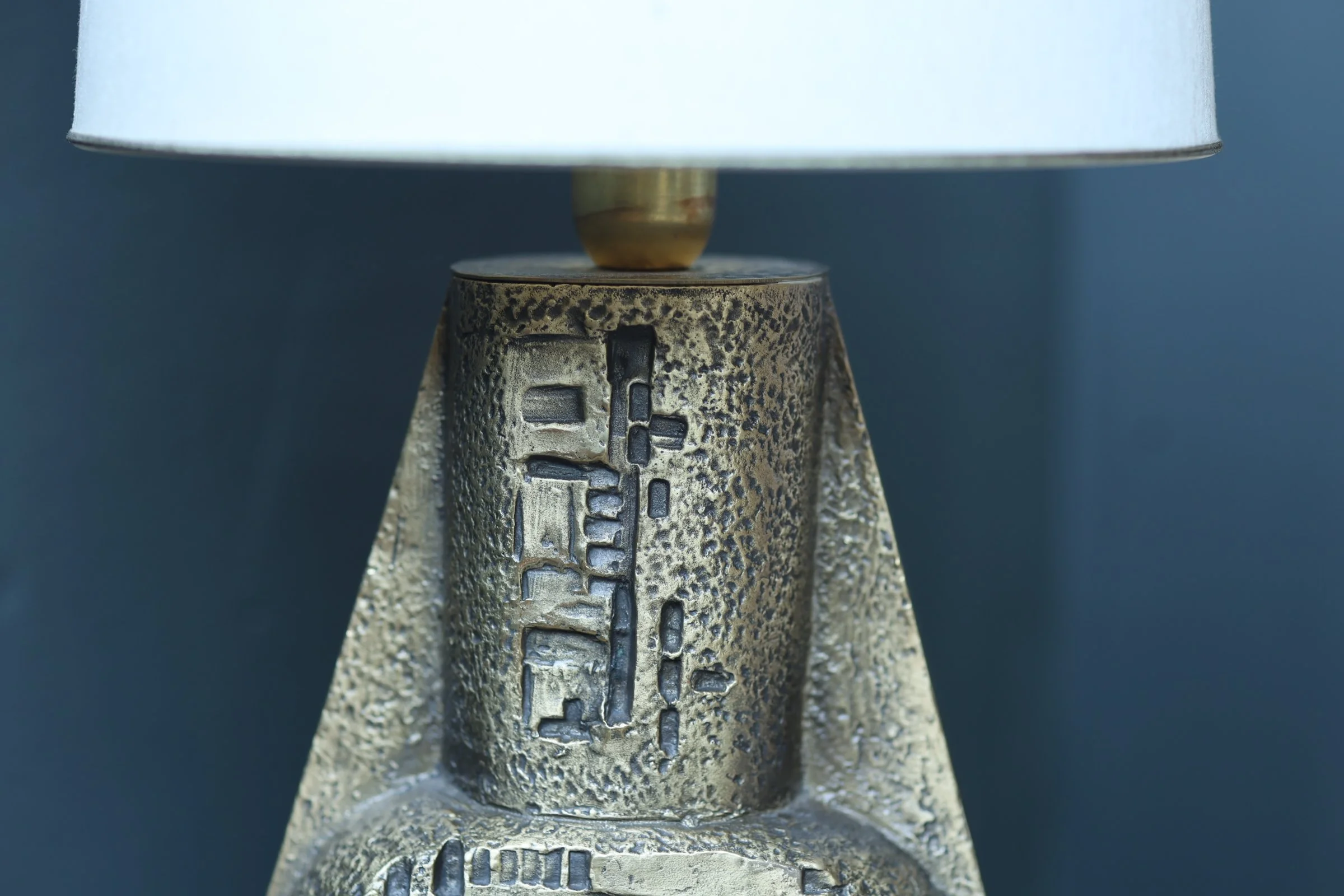 Brutalist Bronze Table Lamp with Sculptural Relief, 1970s foto 7