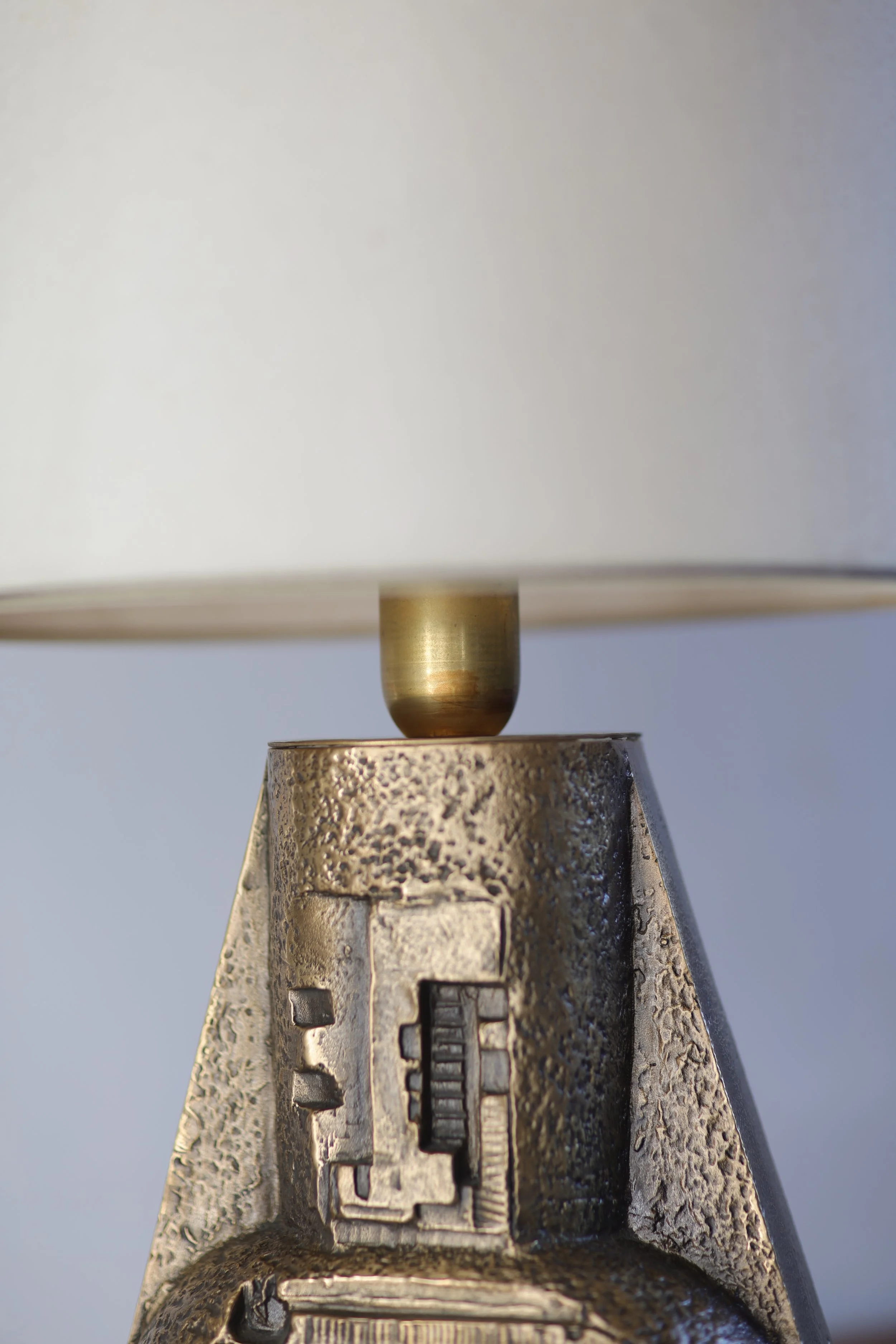 Brutalist Bronze Table Lamp with Sculptural Relief, 1970s foto 9