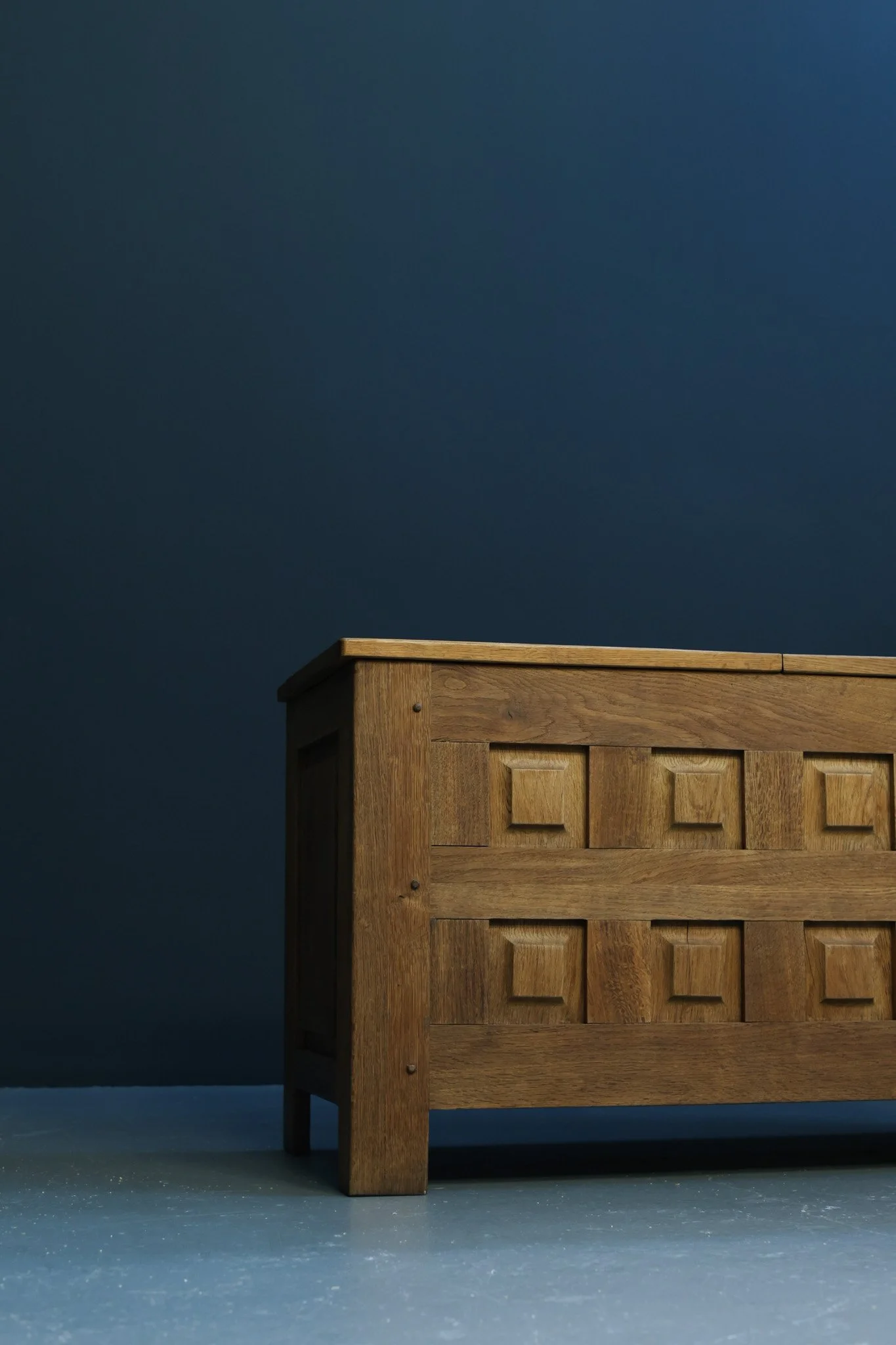 Brutalist Oak Blanket Chest with Geometric Hand-Cut Relief, 1970s foto 2