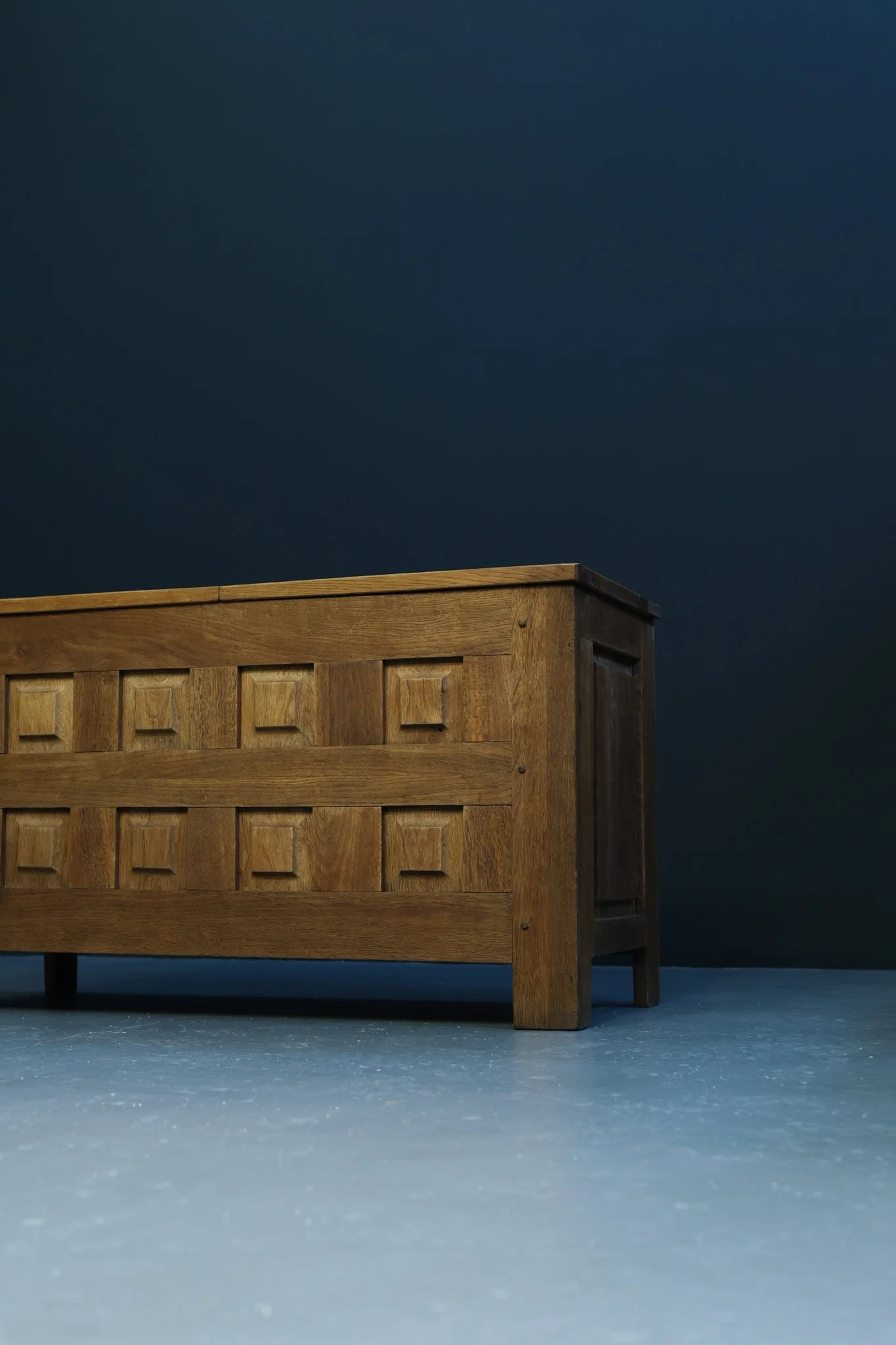 Brutalist Oak Blanket Chest with Geometric Hand-Cut Relief, 1970s foto 3