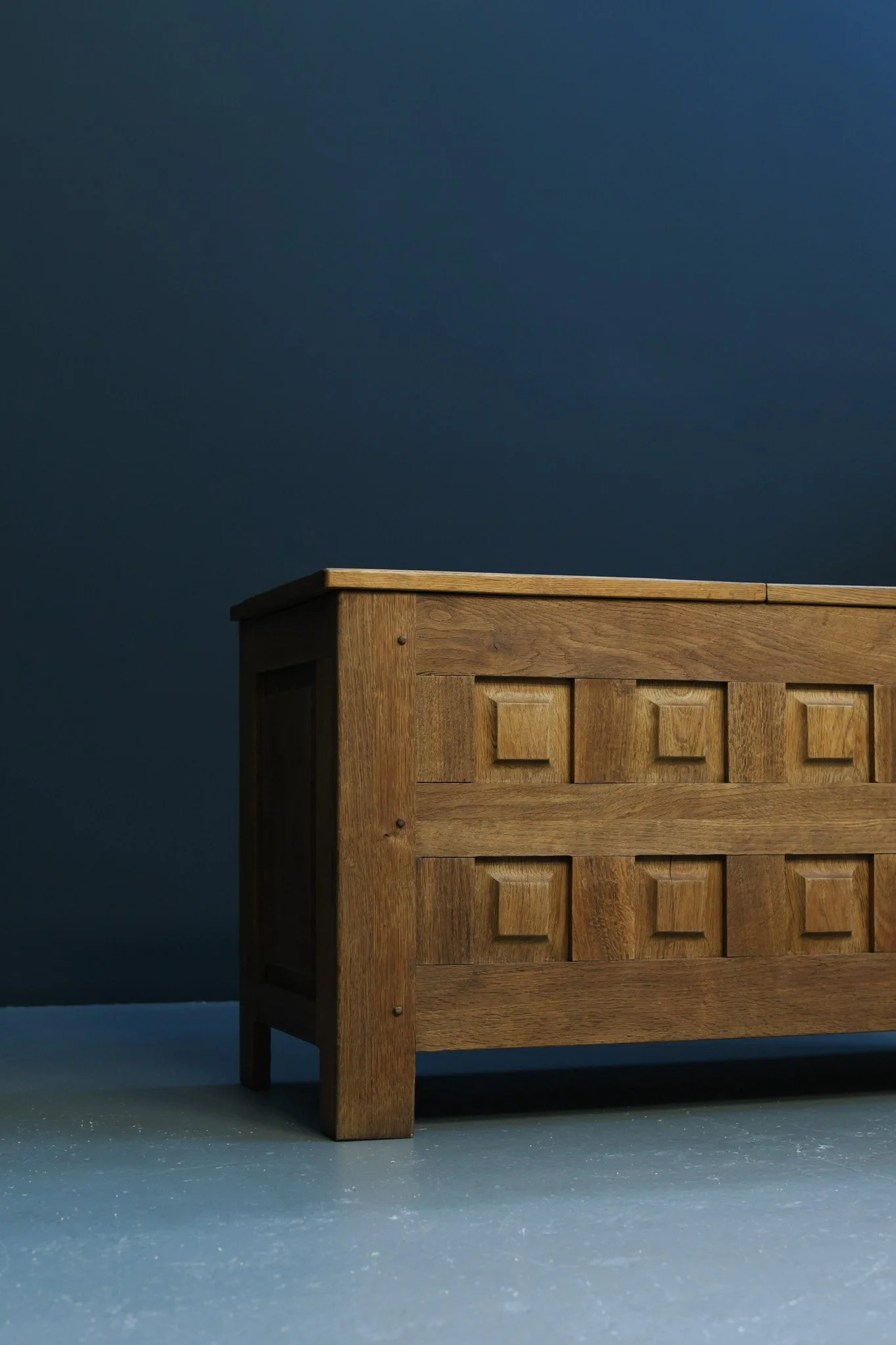 Brutalist Oak Blanket Chest with Geometric Hand-Cut Relief, 1970s foto 4