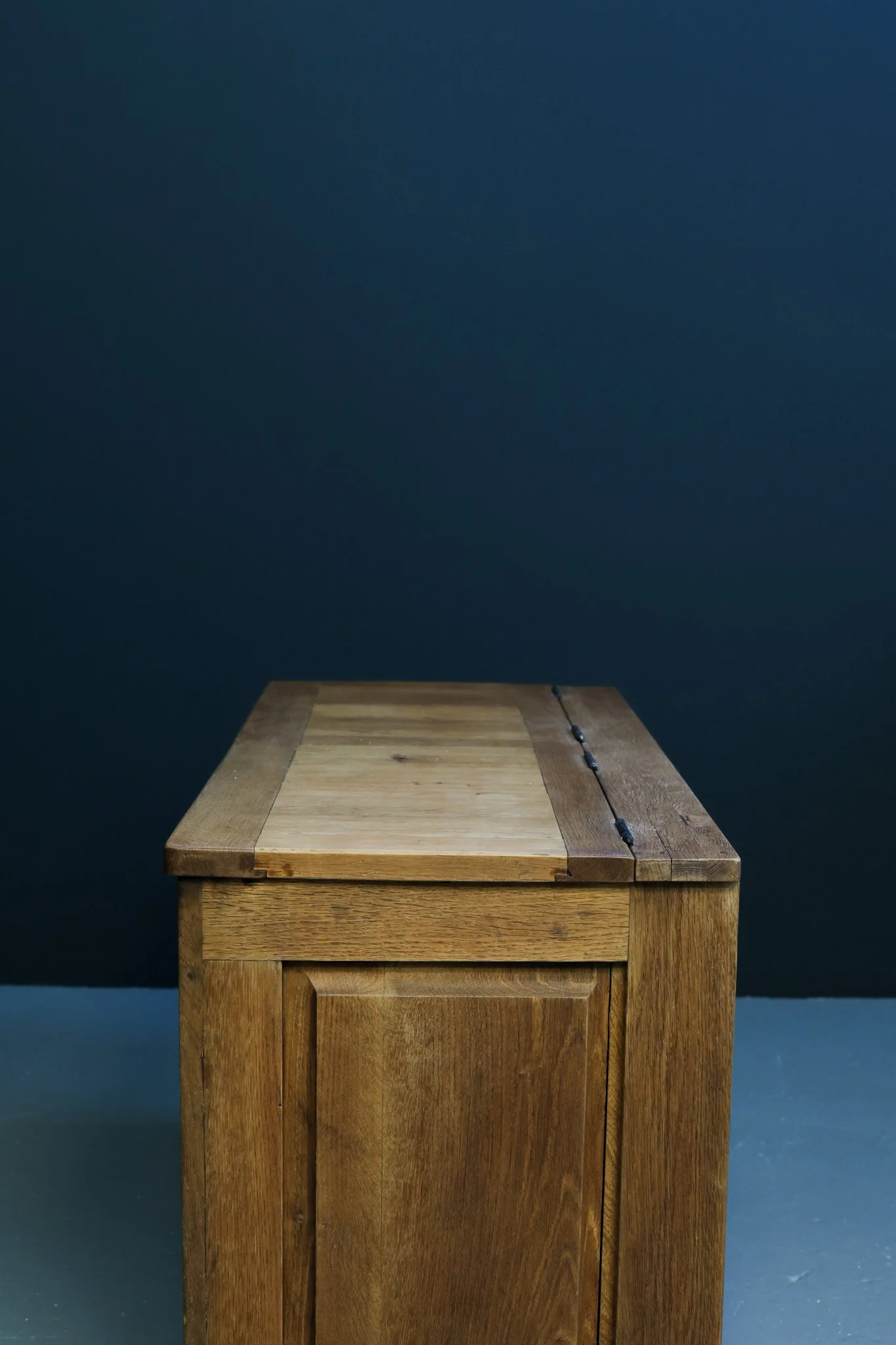 Brutalist Oak Blanket Chest with Geometric Hand-Cut Relief, 1970s foto 8
