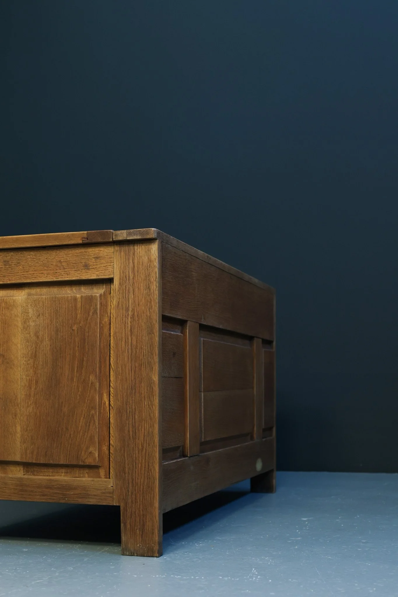 Brutalist Oak Blanket Chest with Geometric Hand-Cut Relief, 1970s foto 9