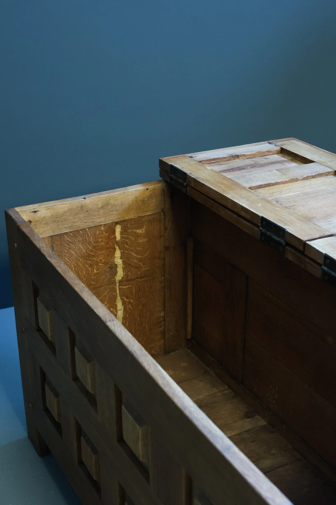 Brutalist Oak Blanket Chest with Geometric Hand-Cut Relief, 1970s foto 10