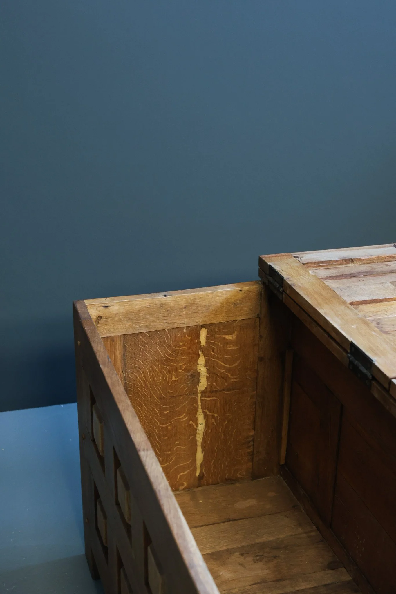 Brutalist Oak Blanket Chest with Geometric Hand-Cut Relief, 1970s foto 11