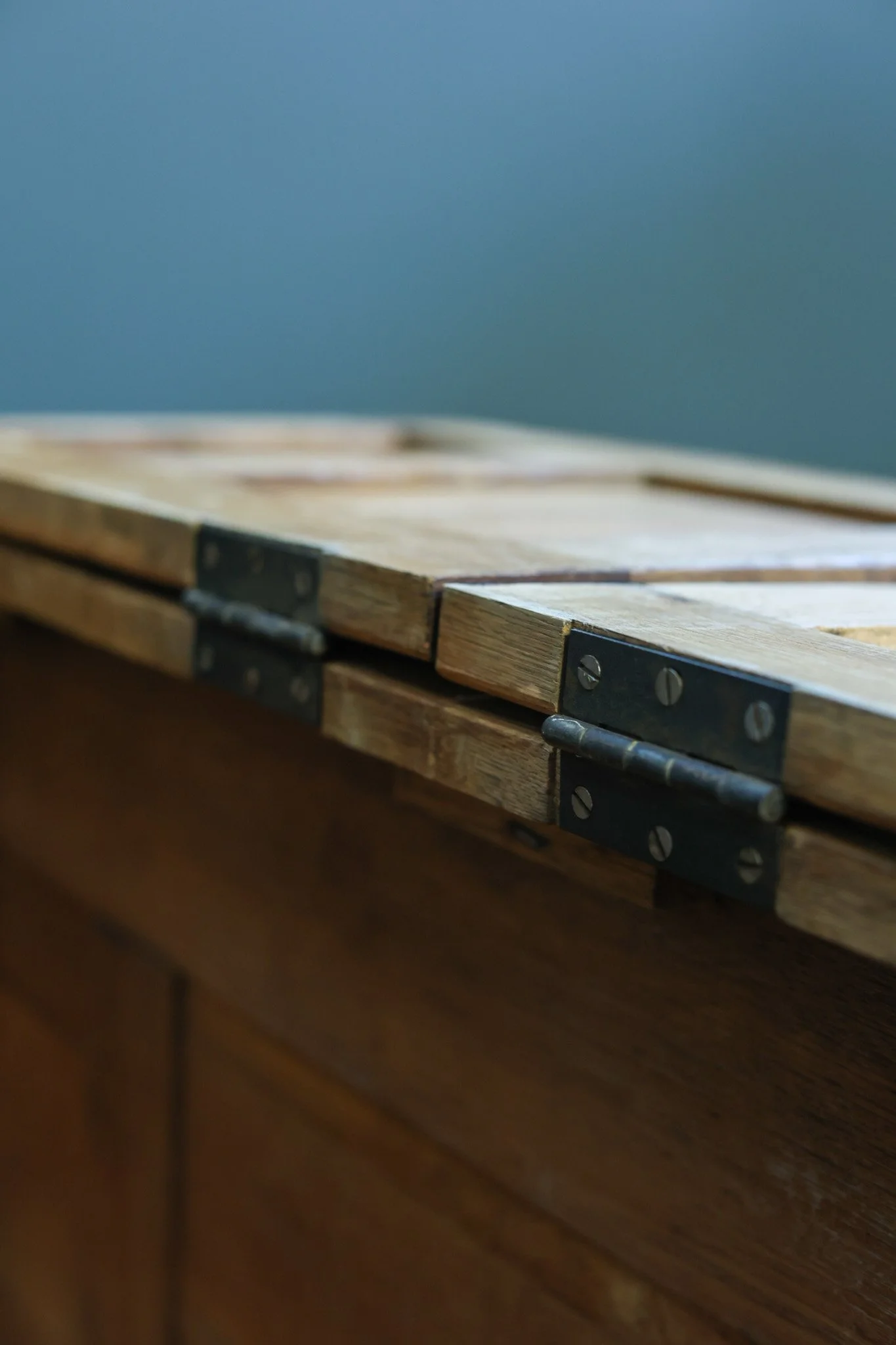 Brutalist Oak Blanket Chest with Geometric Hand-Cut Relief, 1970s foto 12