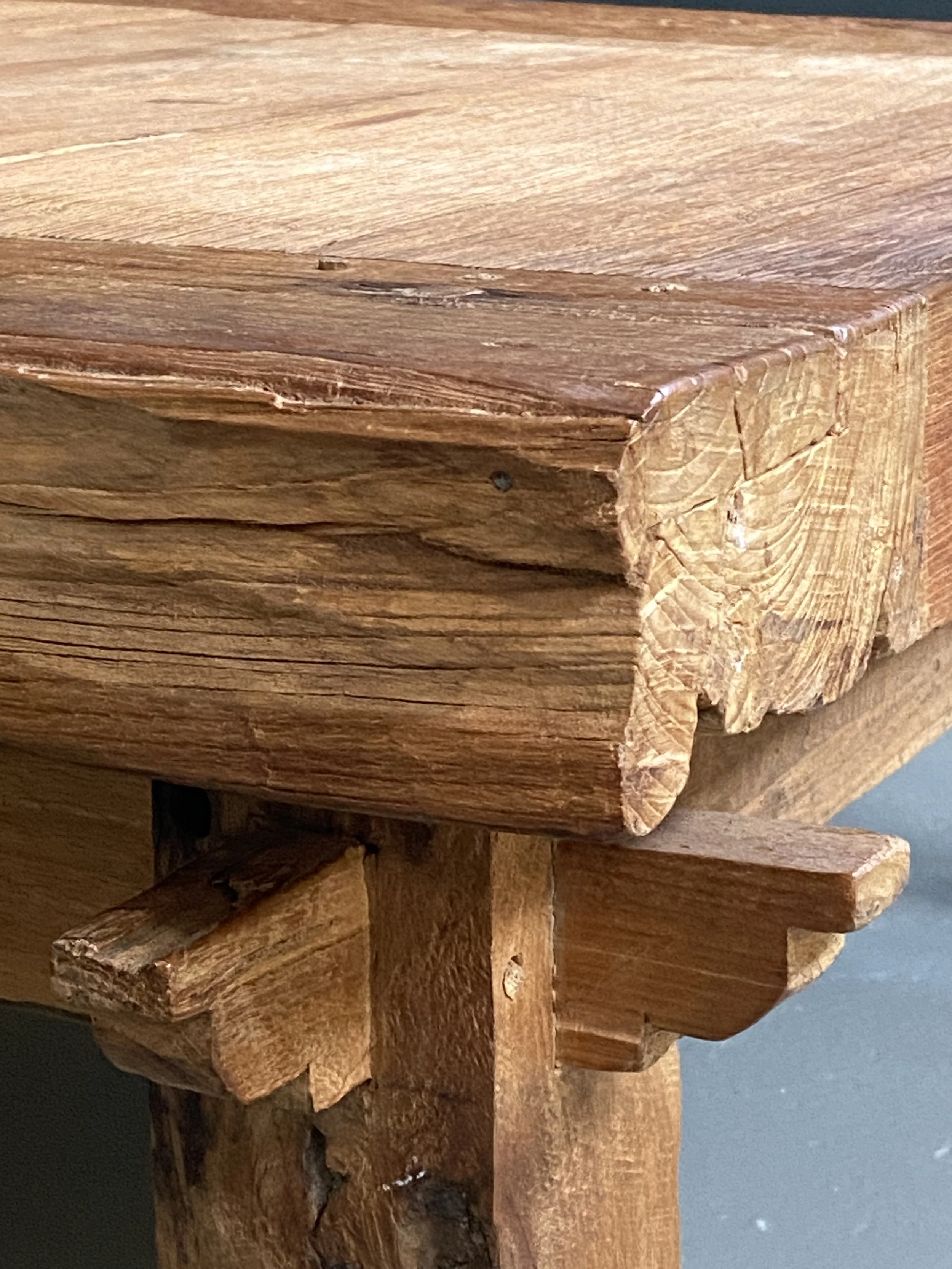 Brutalist Solid Oak Coffee Table with Rustic Primitive Design foto 2