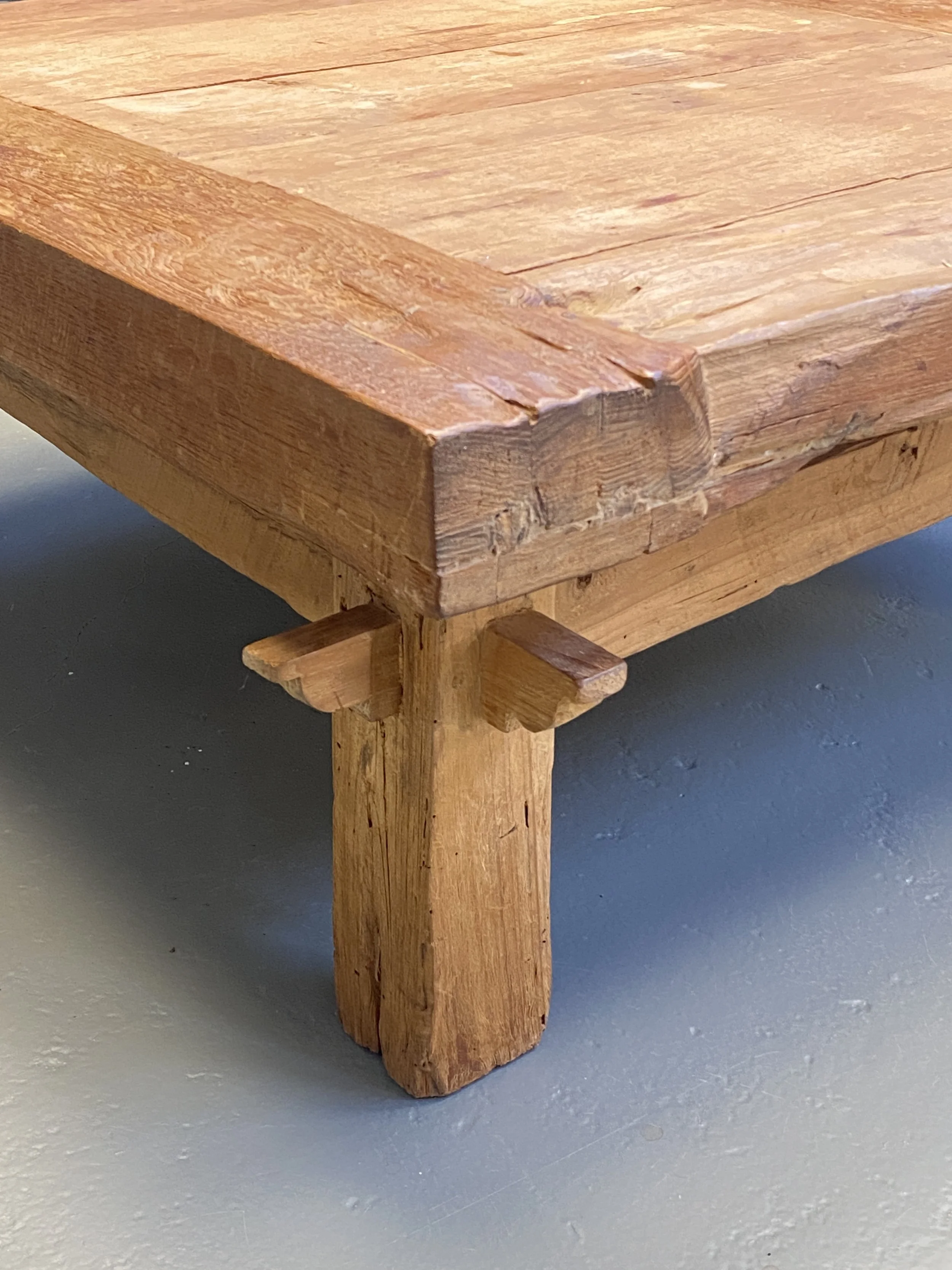 Brutalist Solid Oak Coffee Table with Rustic Primitive Design foto 5