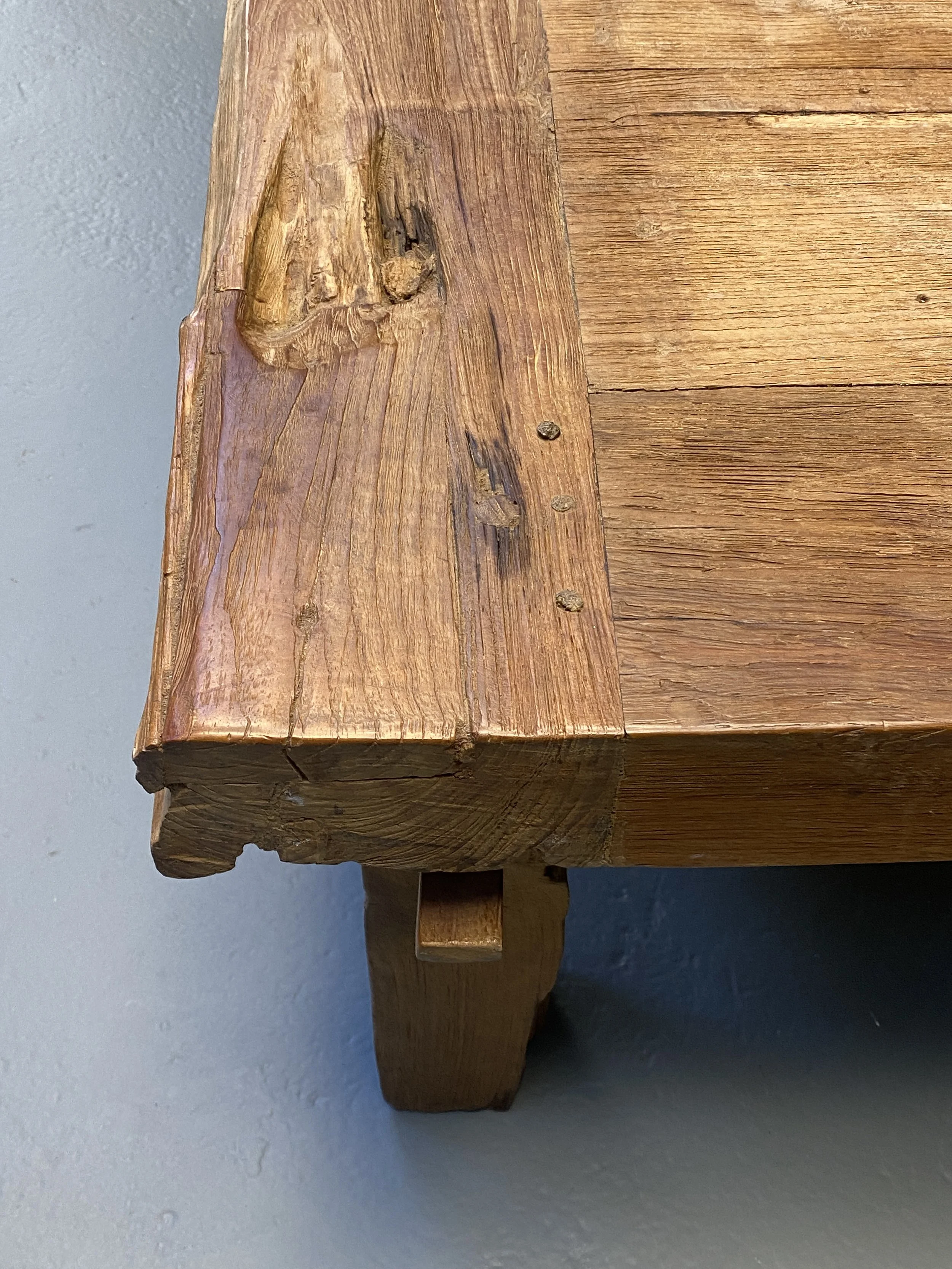 Brutalist Solid Oak Coffee Table with Rustic Primitive Design foto 8