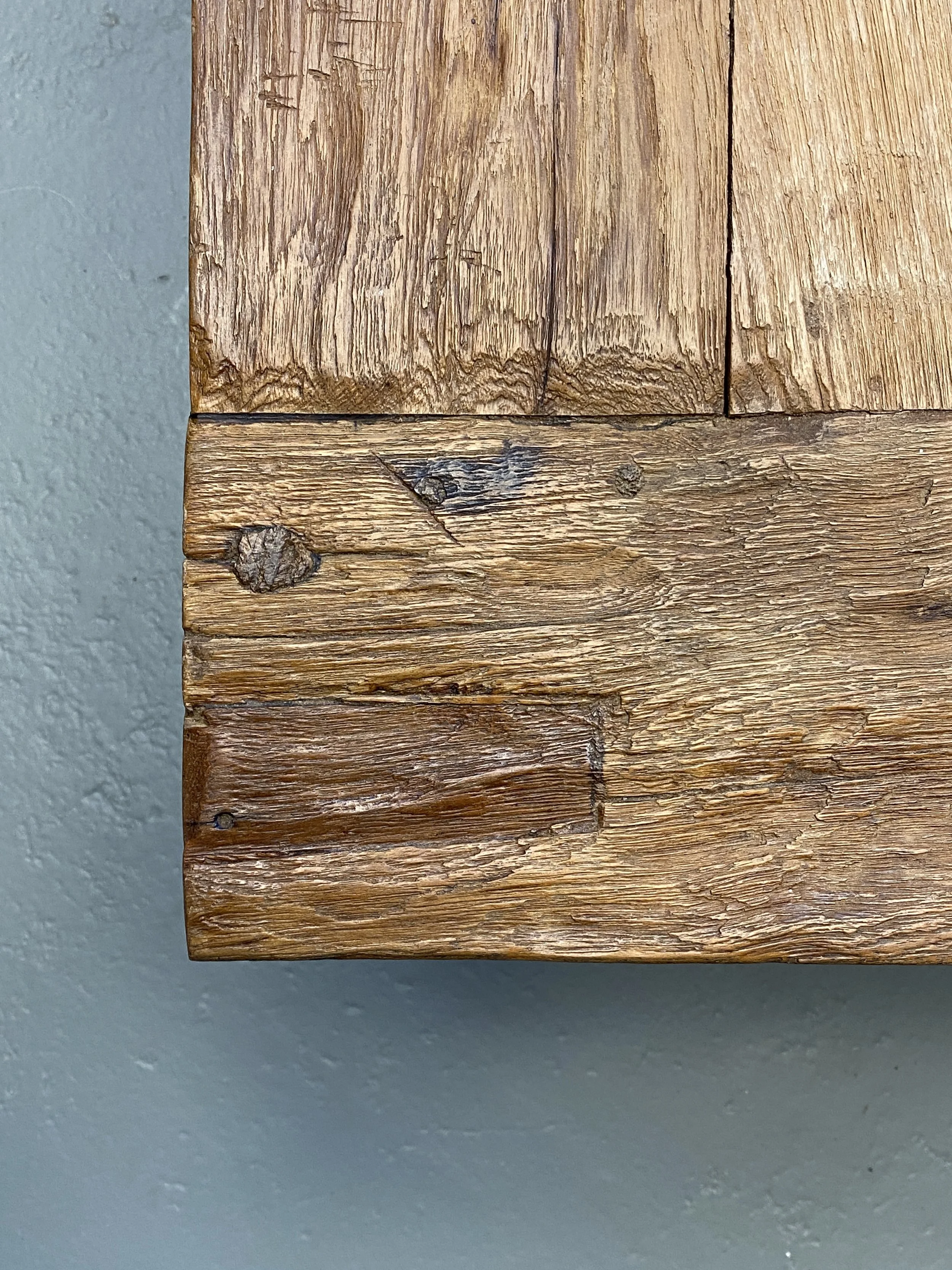 Brutalist Solid Oak Coffee Table with Rustic Primitive Design foto 12