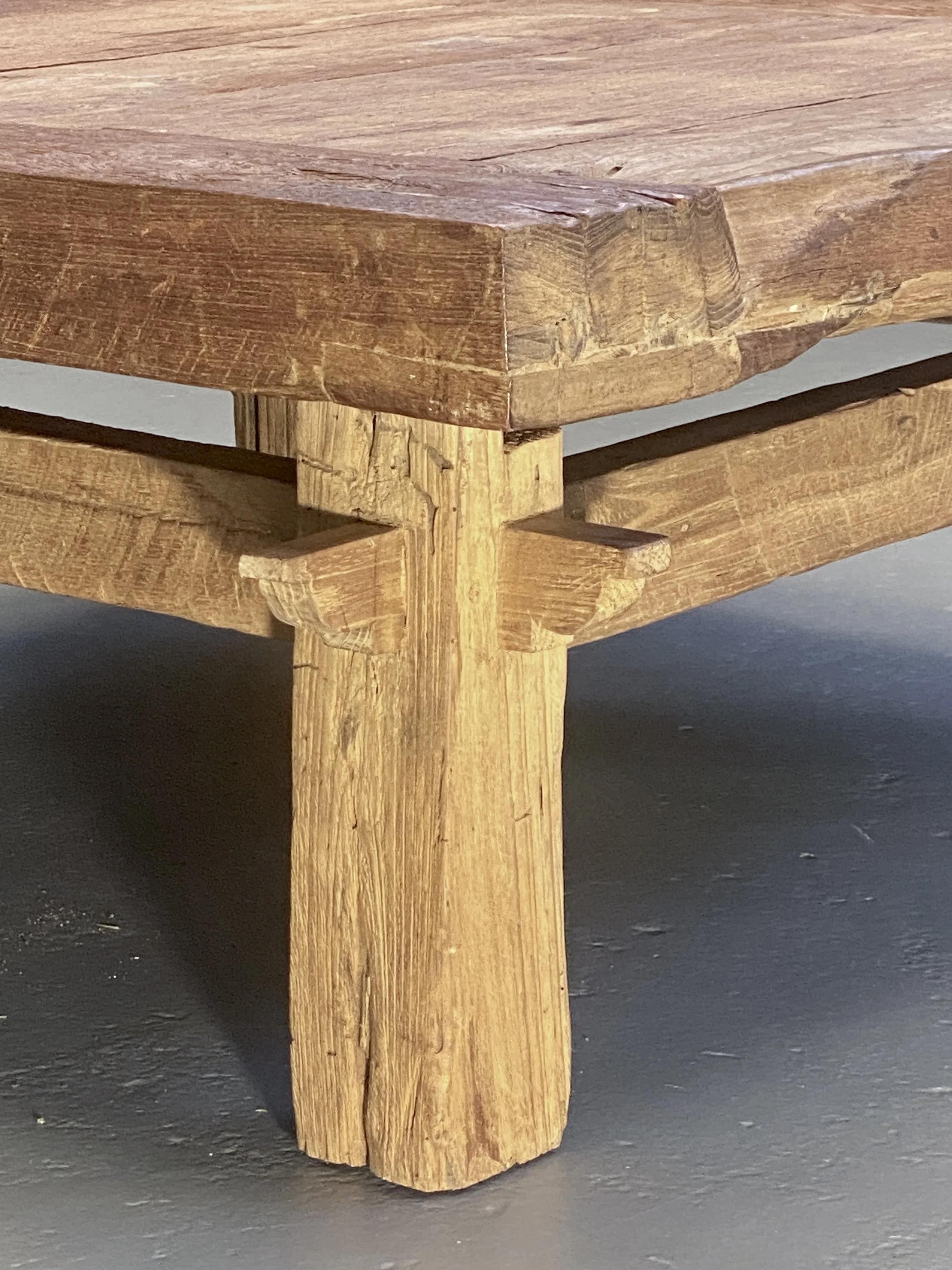 Brutalist Solid Oak Coffee Table with Rustic Primitive Design foto 13