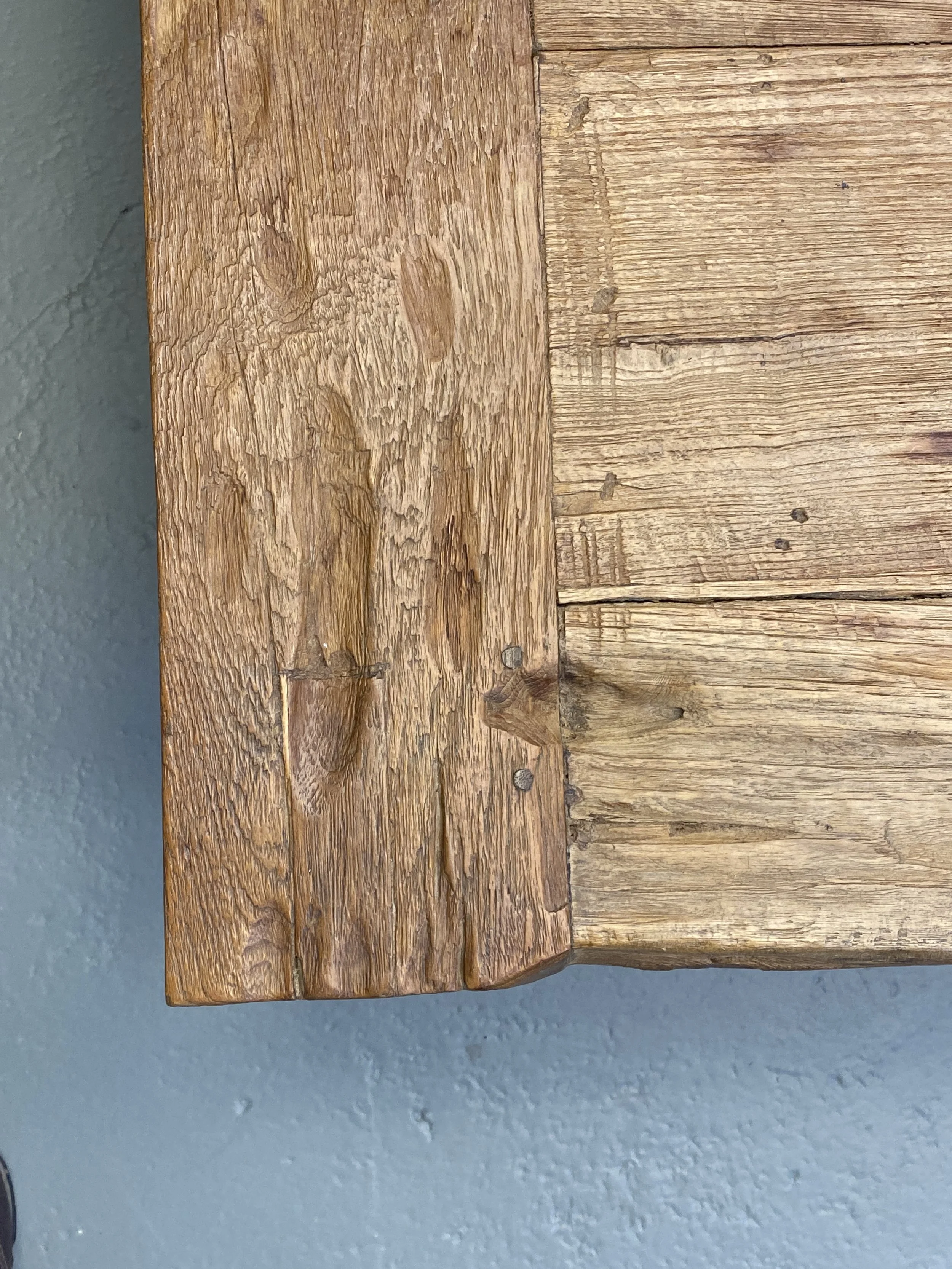 Brutalist Solid Oak Coffee Table with Rustic Primitive Design foto 16