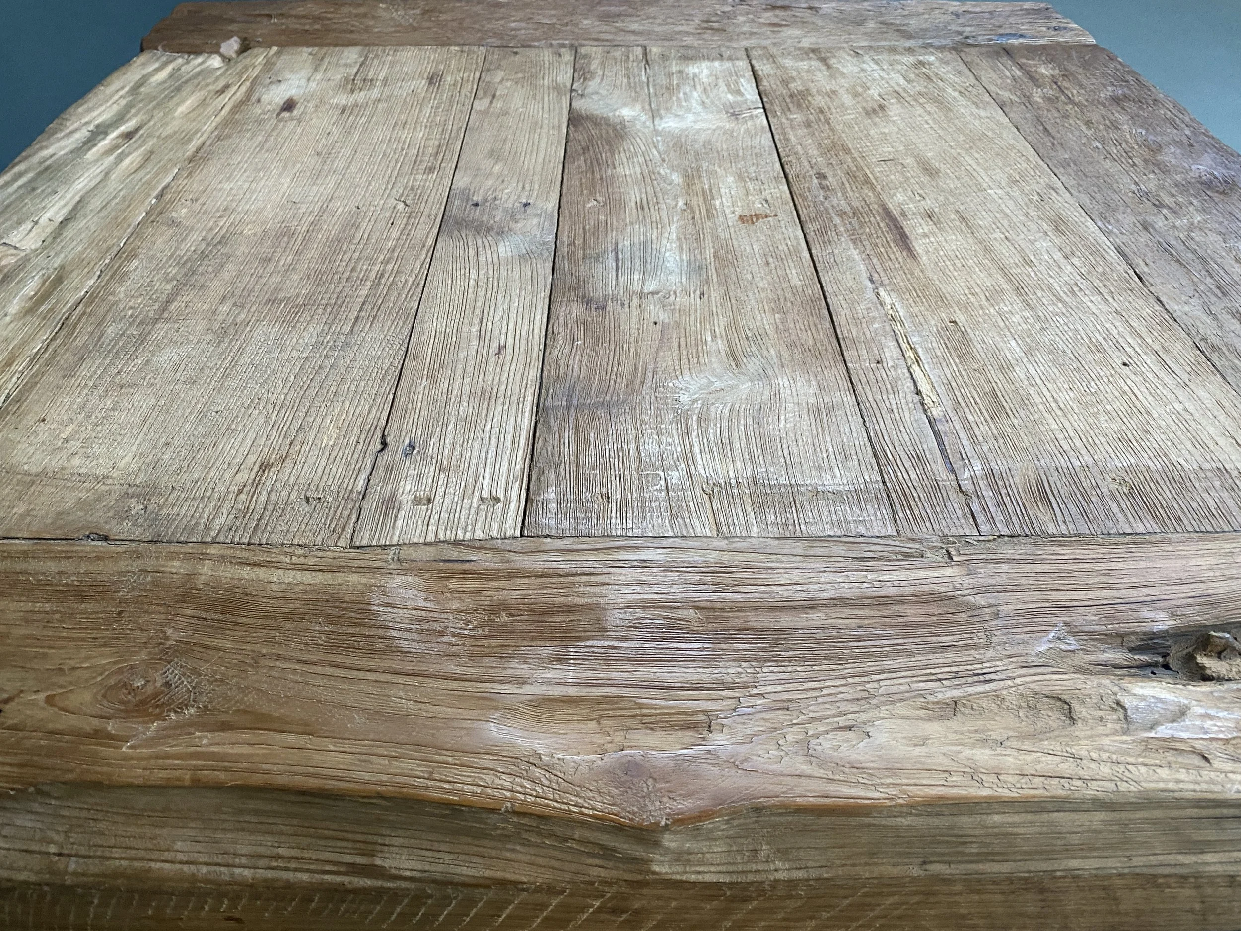 Brutalist Solid Oak Coffee Table with Rustic Primitive Design foto 17