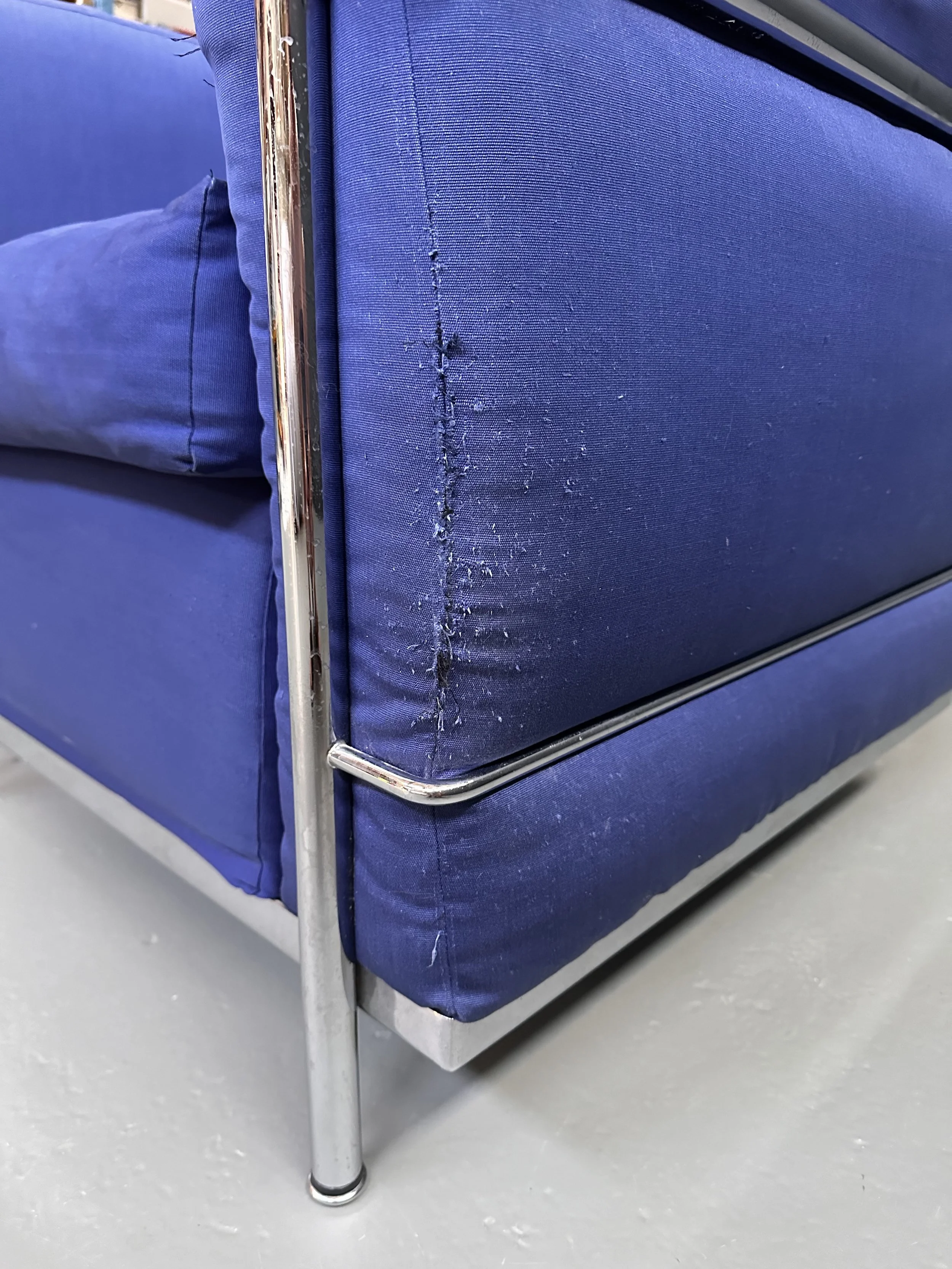 Le Corbusier LC2 Armchair by Cassina in Blue Fabric foto 2