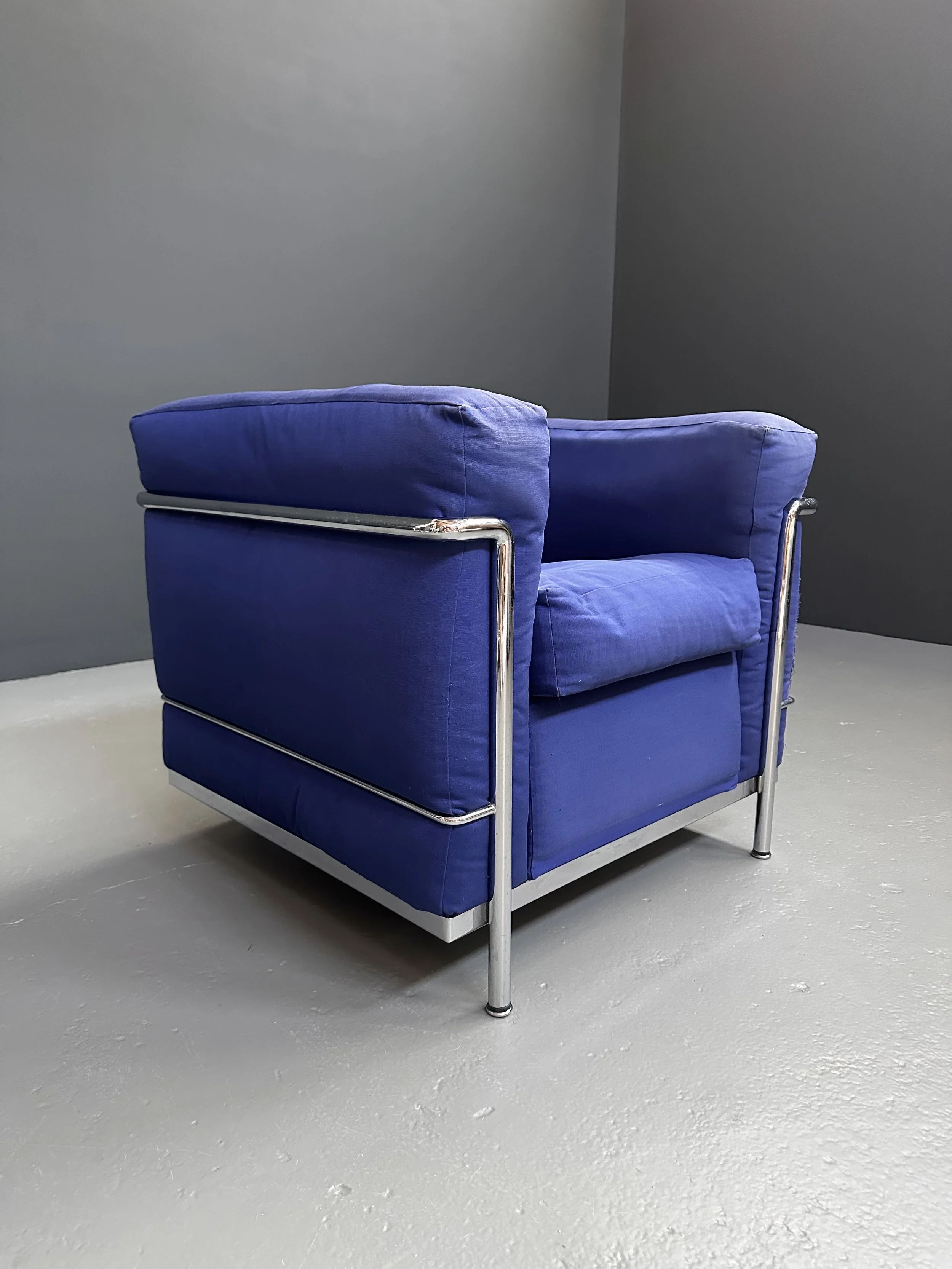 Le Corbusier LC2 Armchair by Cassina in Blue Fabric foto 3