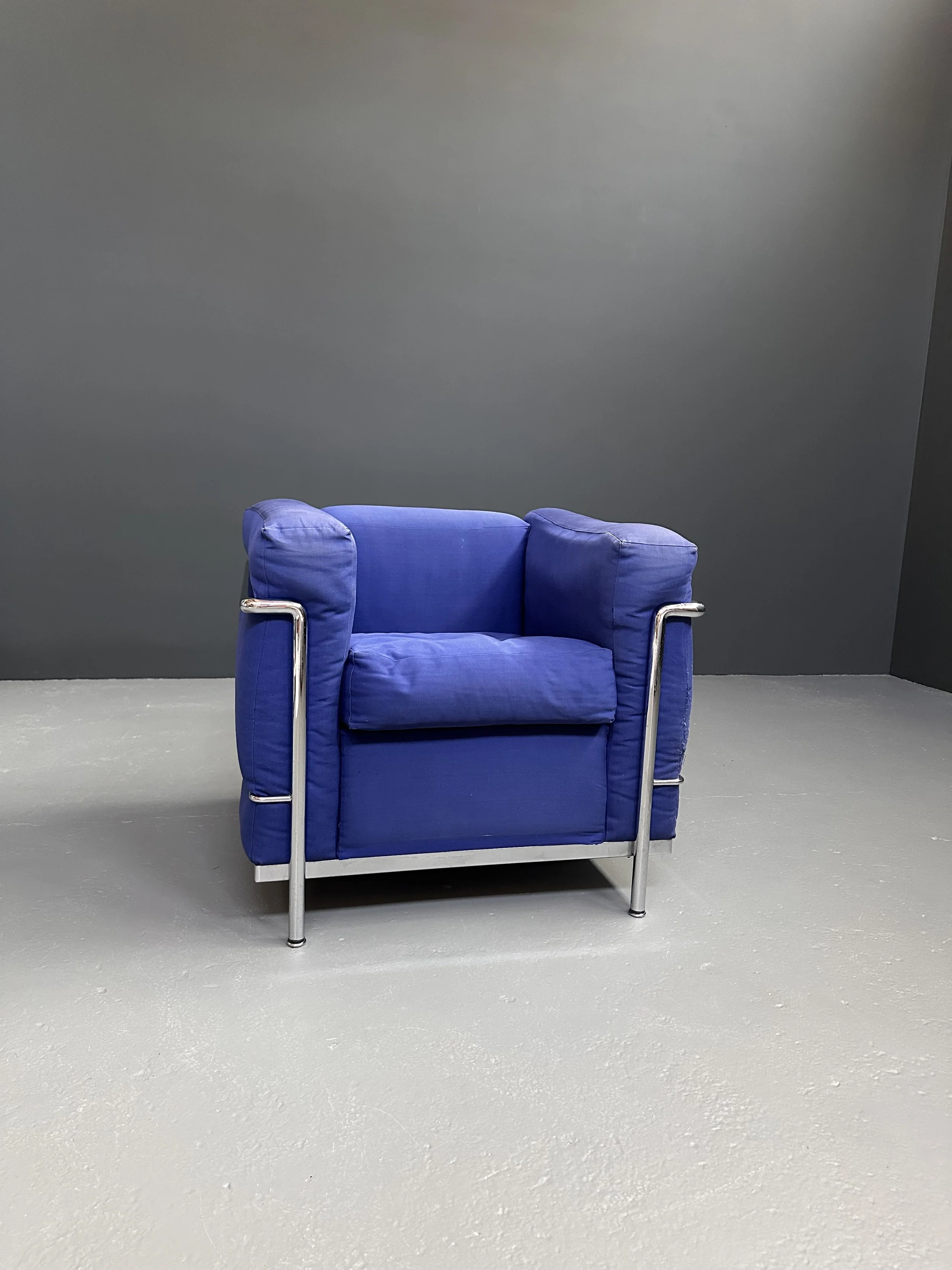 Le Corbusier LC2 Armchair by Cassina in Blue Fabric foto 4