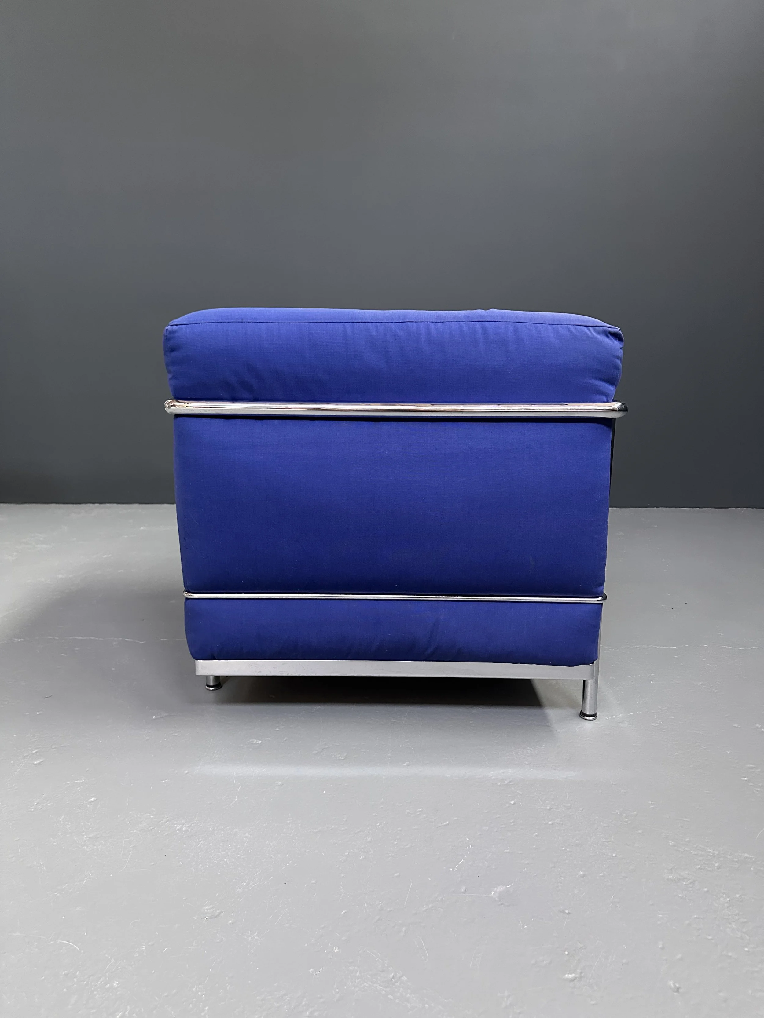 Le Corbusier LC2 Armchair by Cassina in Blue Fabric foto 5