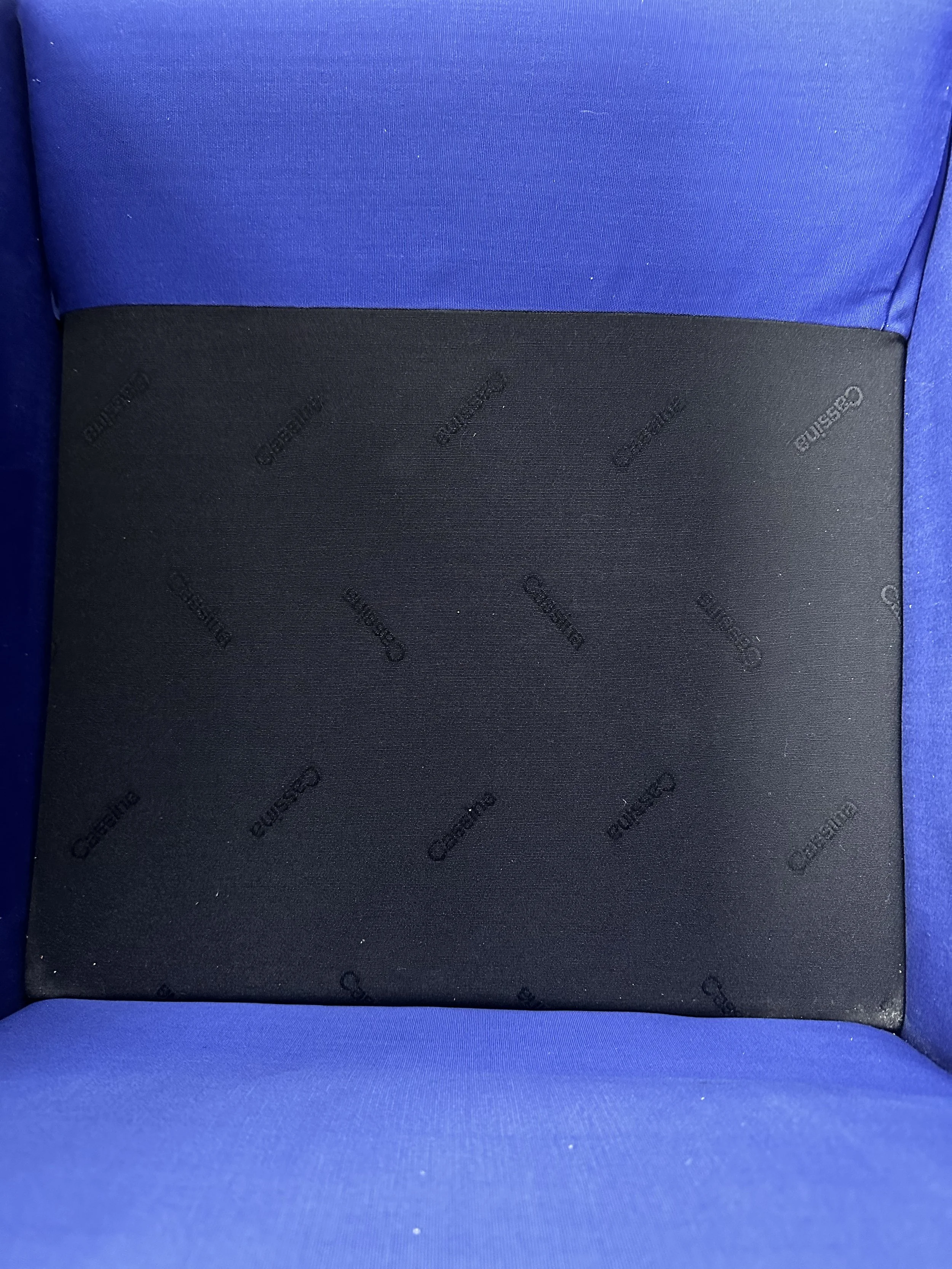 Le Corbusier LC2 Armchair by Cassina in Blue Fabric foto 7