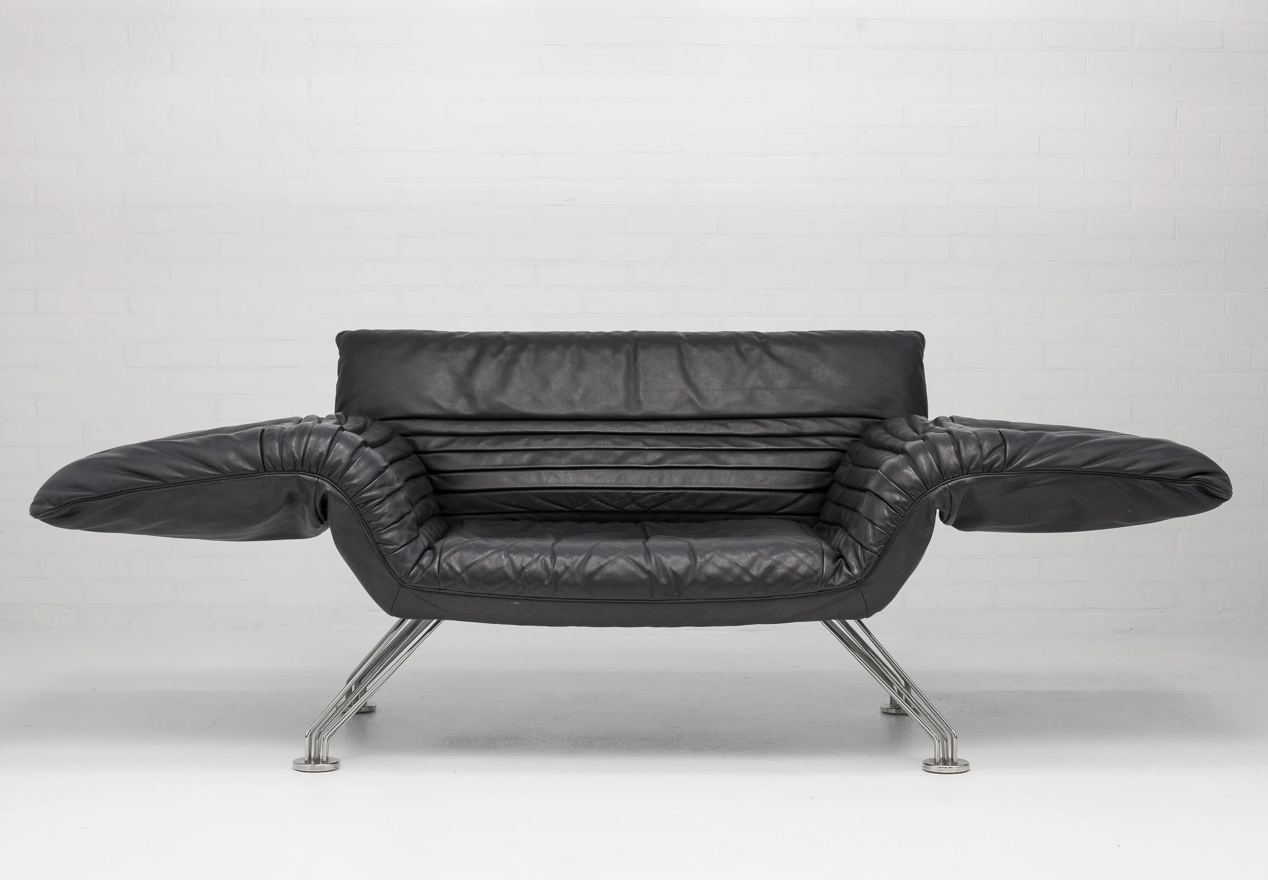 De Sede DS-142 wing chair by Winfried Totzek in leather and steel, 1980s