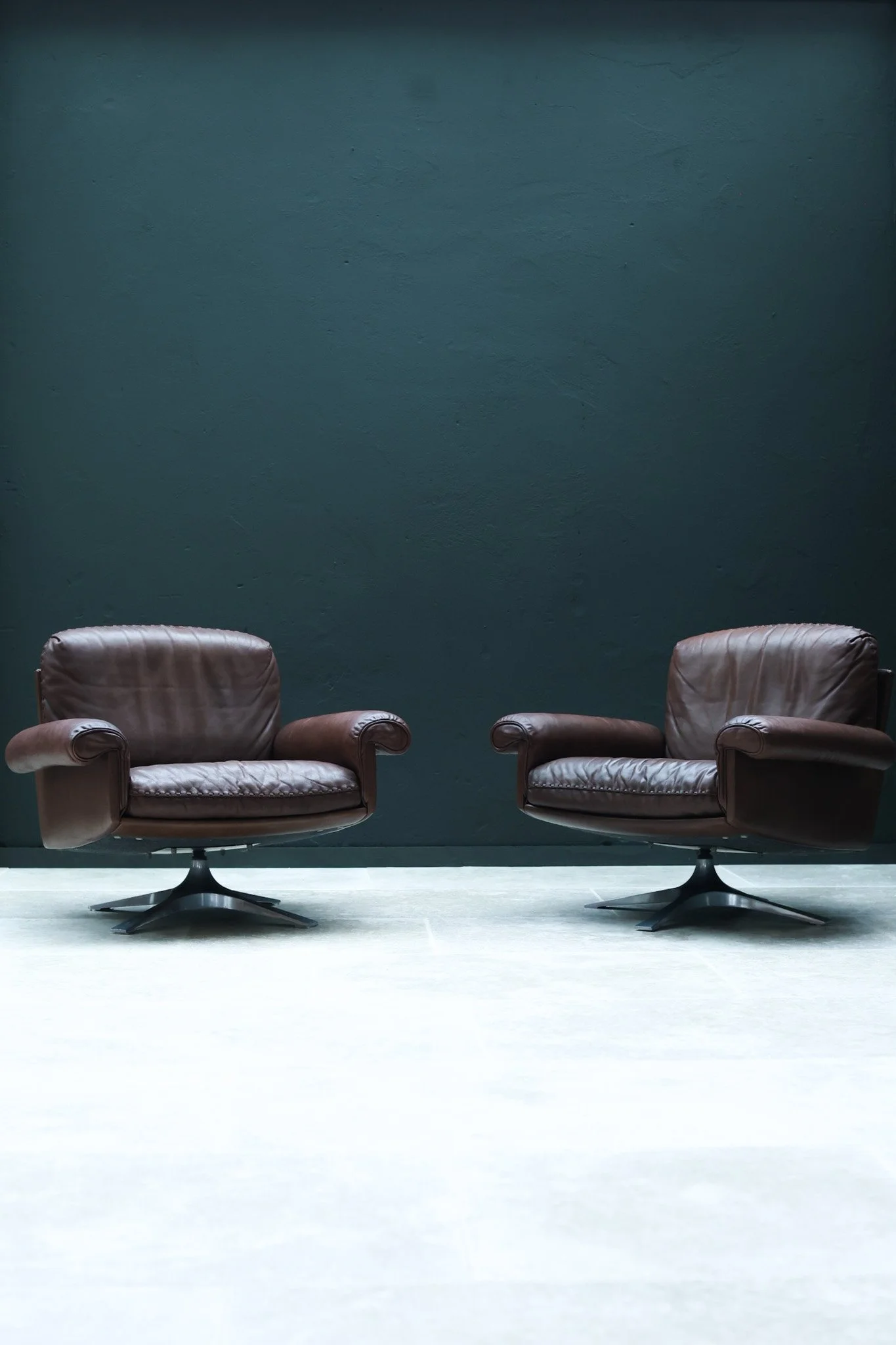 Pair of De Sede DS-31 swivel club chairs in brown leather, Swiss, 1975
