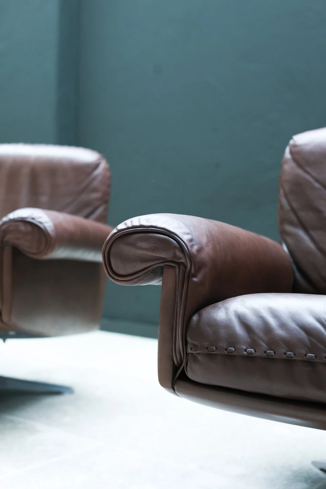 De Sede DS-31 Swivel Club Chairs, Pair foto 6