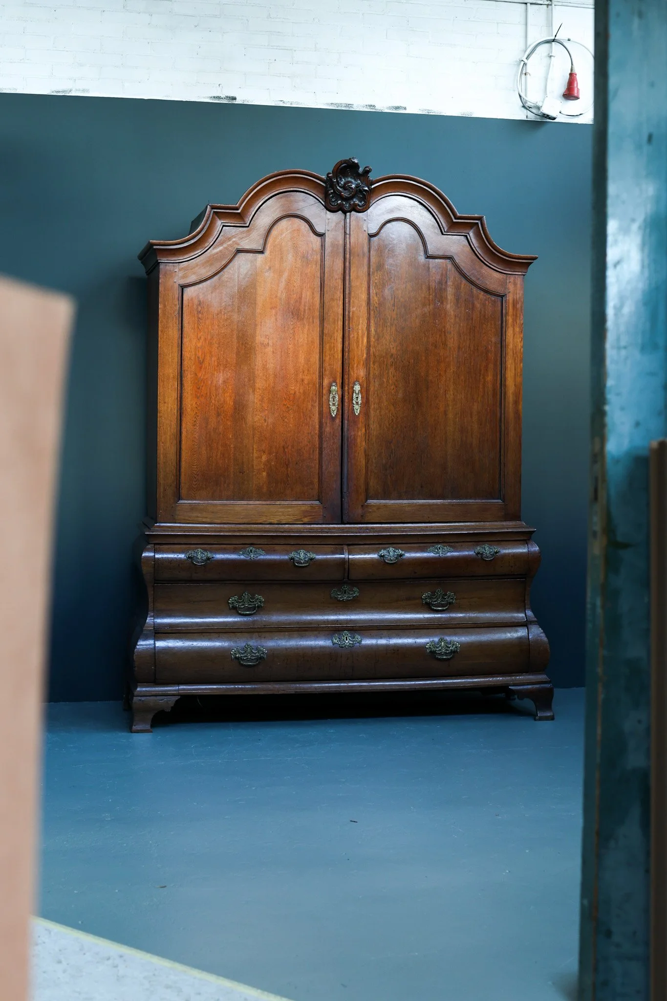 Dutch Rococo Bombe Cabinet in Solid Oak foto 3
