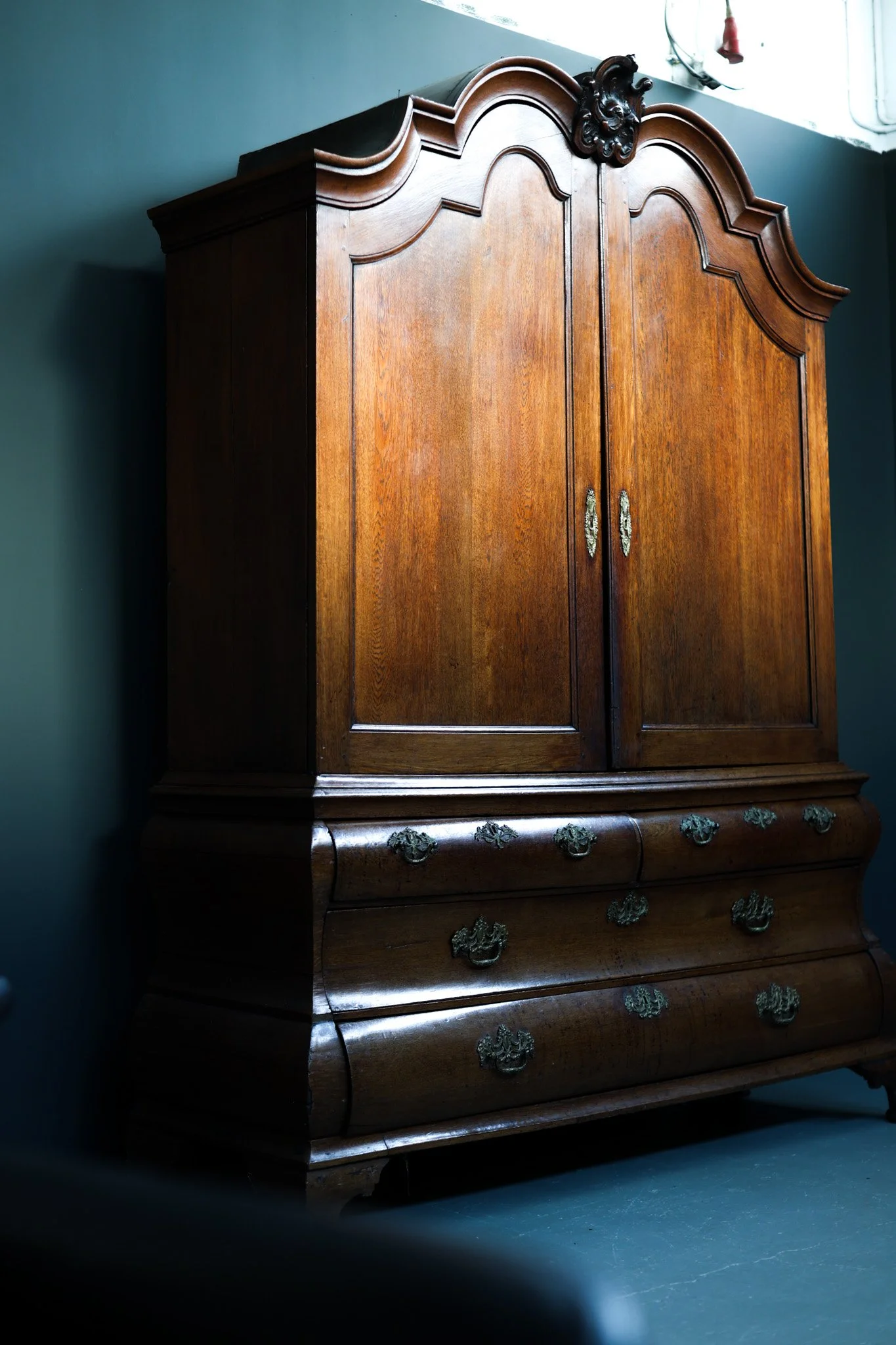Dutch Rococo Bombe Cabinet in Solid Oak foto 4