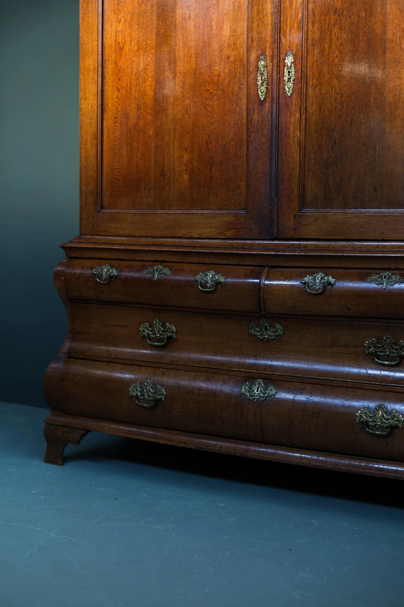 Dutch Rococo Bombe Cabinet in Solid Oak foto 5