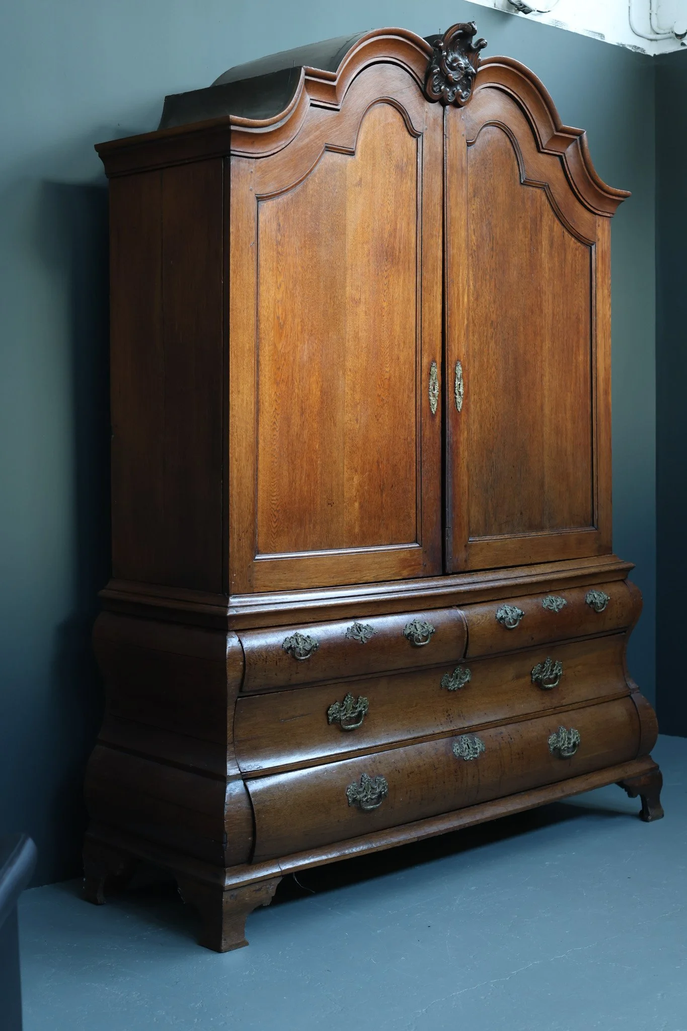 Dutch Rococo Bombe Cabinet in Solid Oak foto 8
