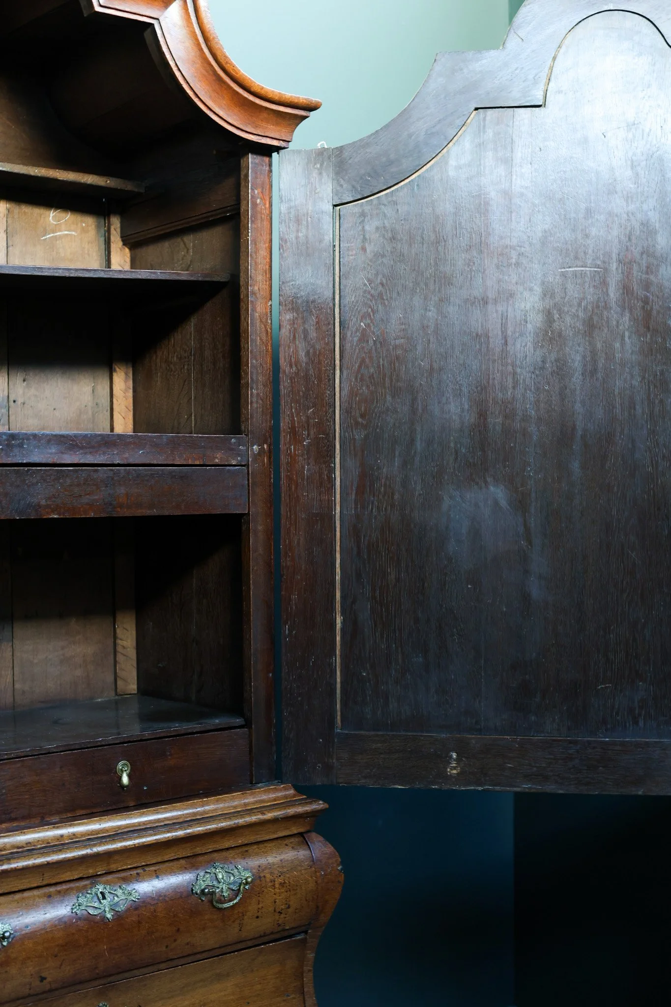 Dutch Rococo Bombe Cabinet in Solid Oak foto 9