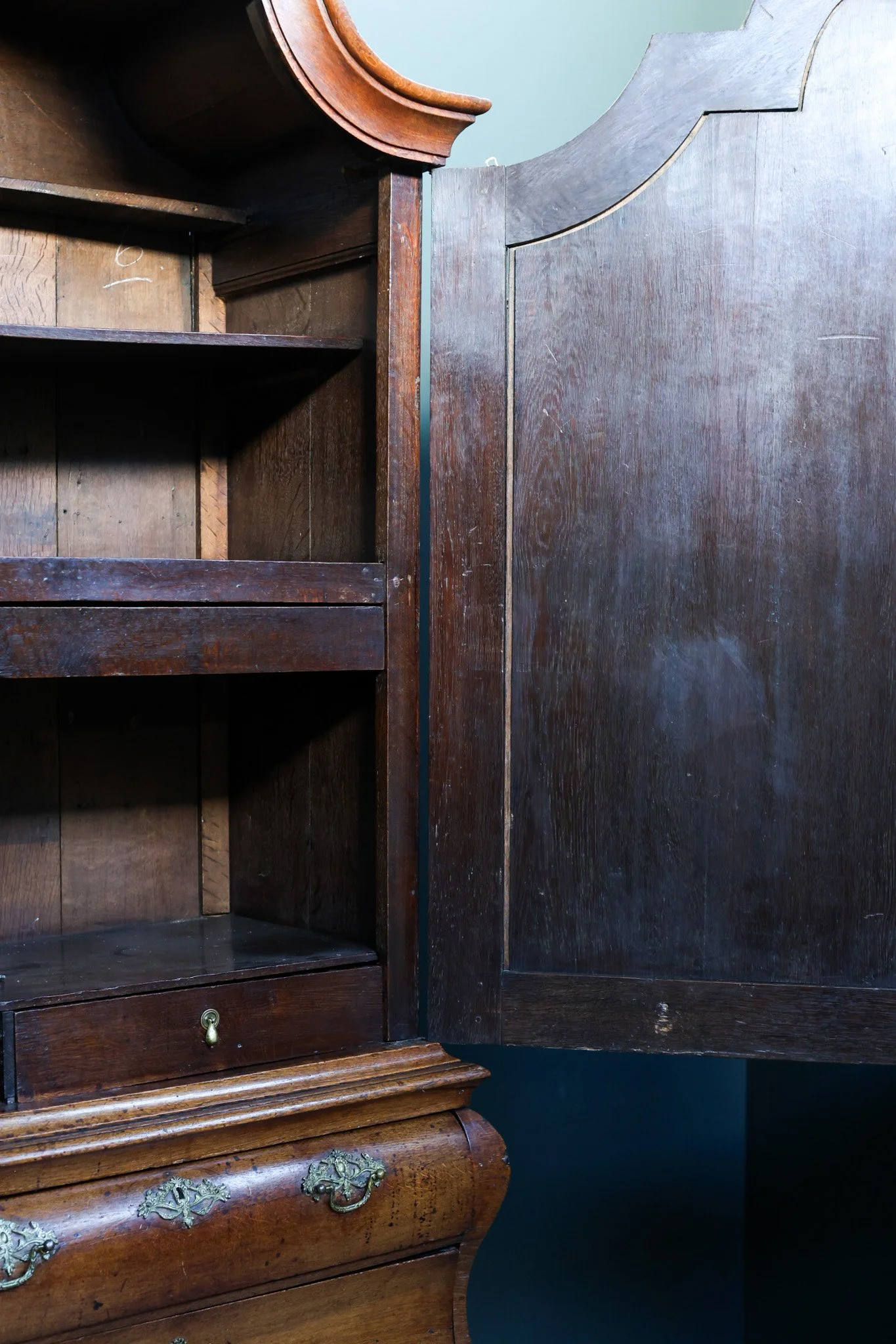 Dutch Rococo Bombe Cabinet in Solid Oak foto 10