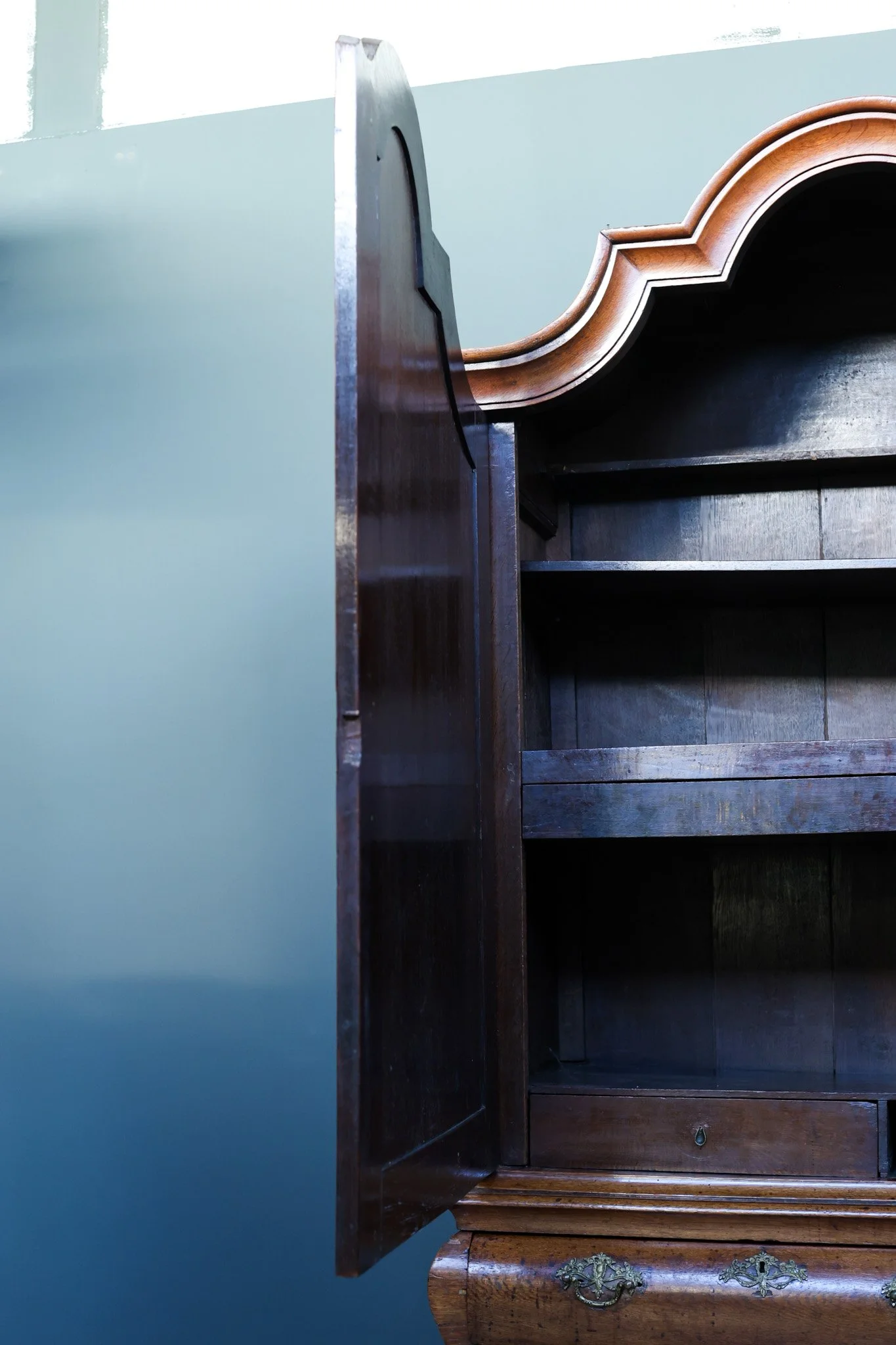 Dutch Rococo Bombe Cabinet in Solid Oak foto 11