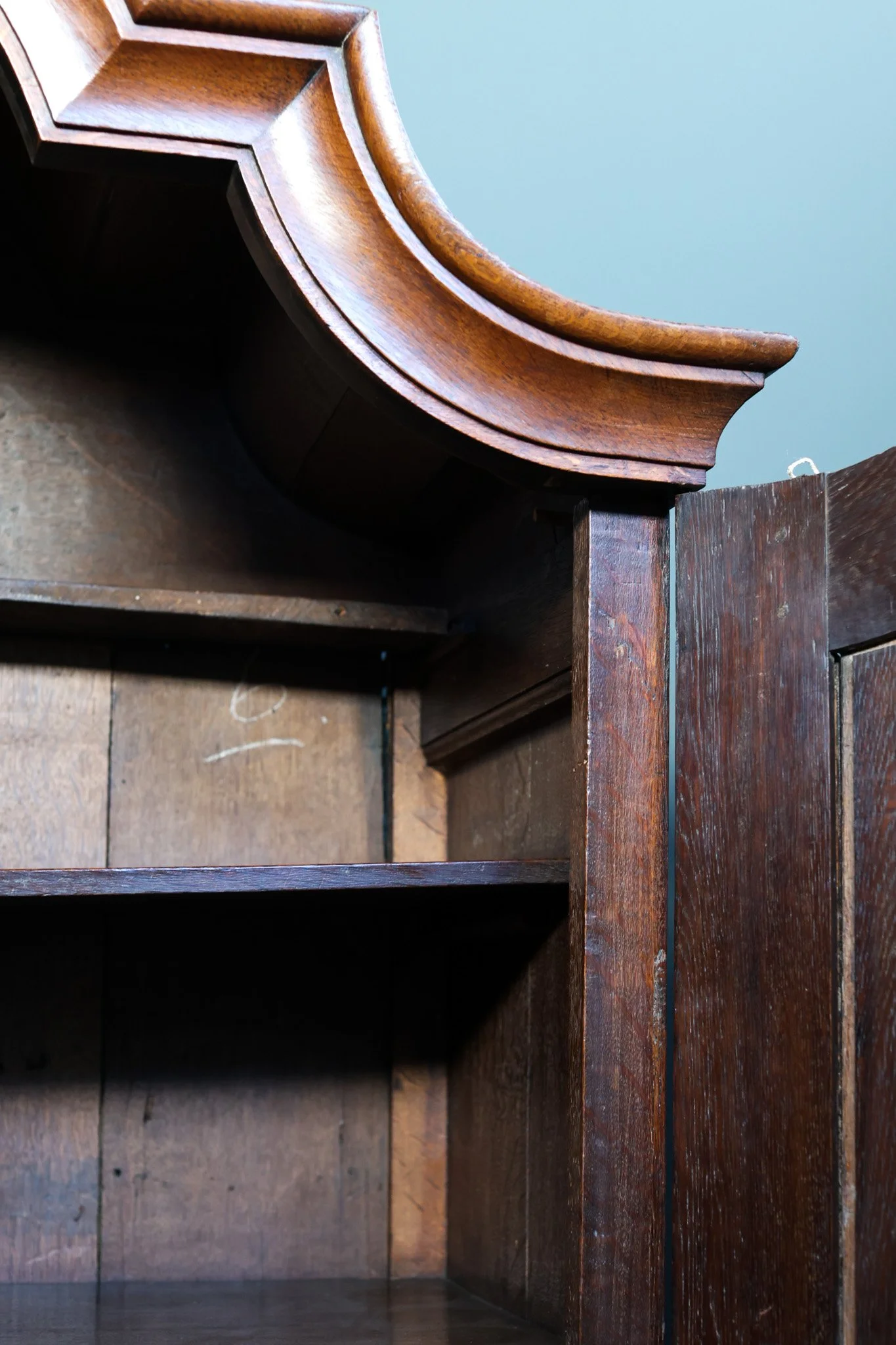 Dutch Rococo Bombe Cabinet in Solid Oak foto 15