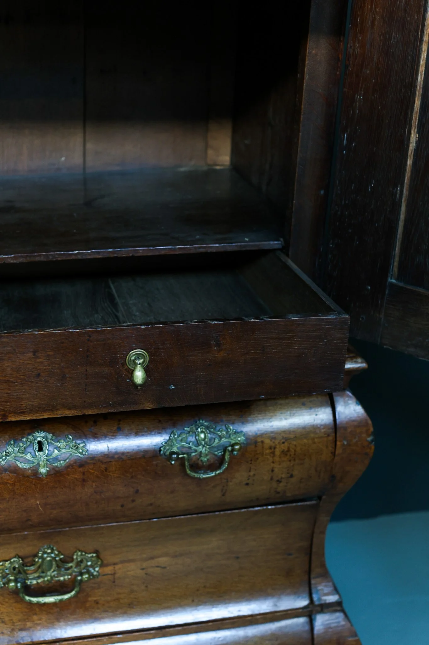 Dutch Rococo Bombe Cabinet in Solid Oak foto 16