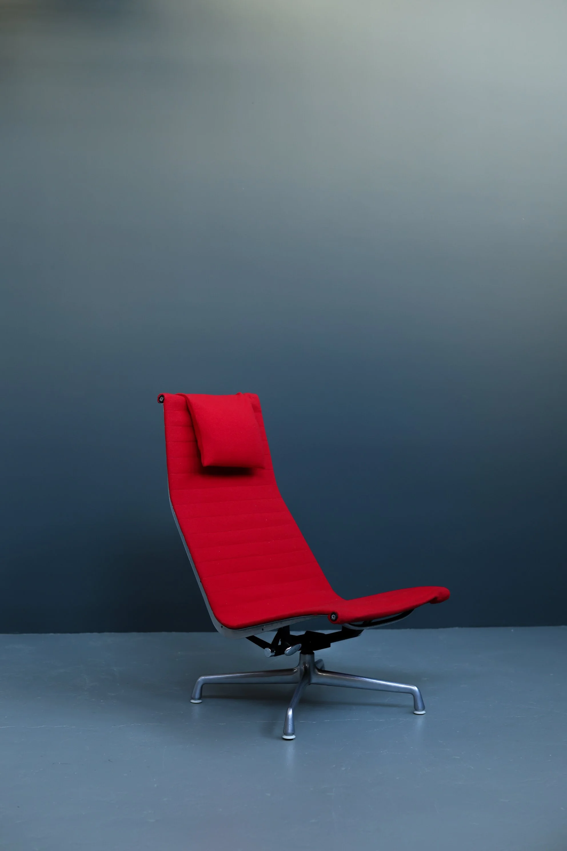 Eames EA125 Aluminum Group lounge chair by Herman Miller, reupholstered in red Kvadrat Tonus wool