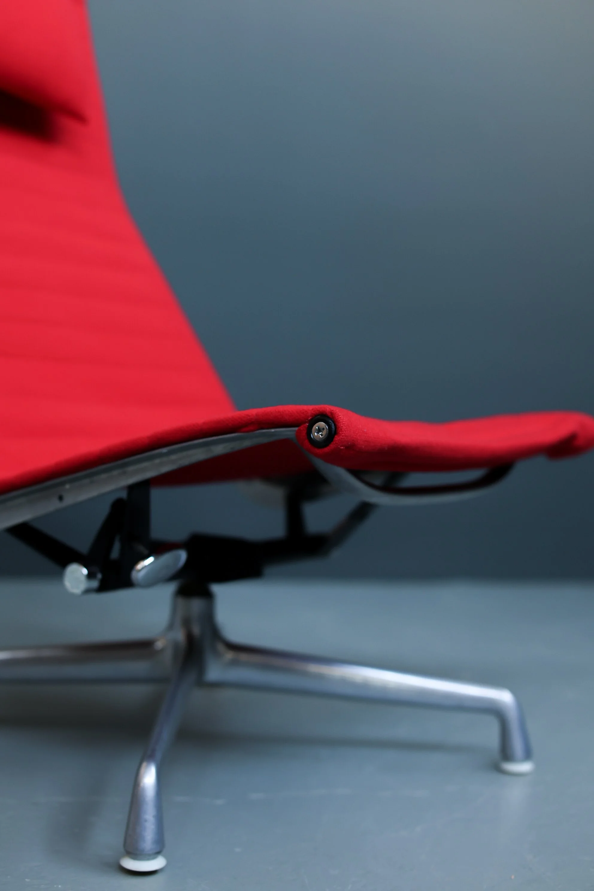 Charles and Ray Eames EA125 Aluminum Group Lounge Chair for Herman Miller foto 3
