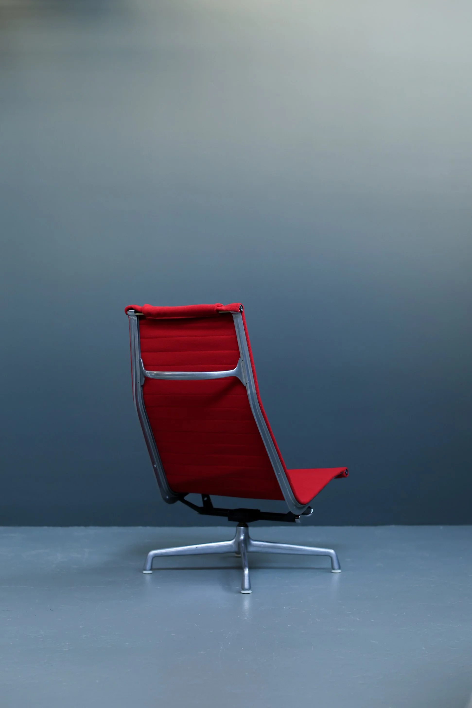 Charles and Ray Eames EA125 Aluminum Group Lounge Chair for Herman Miller foto 5