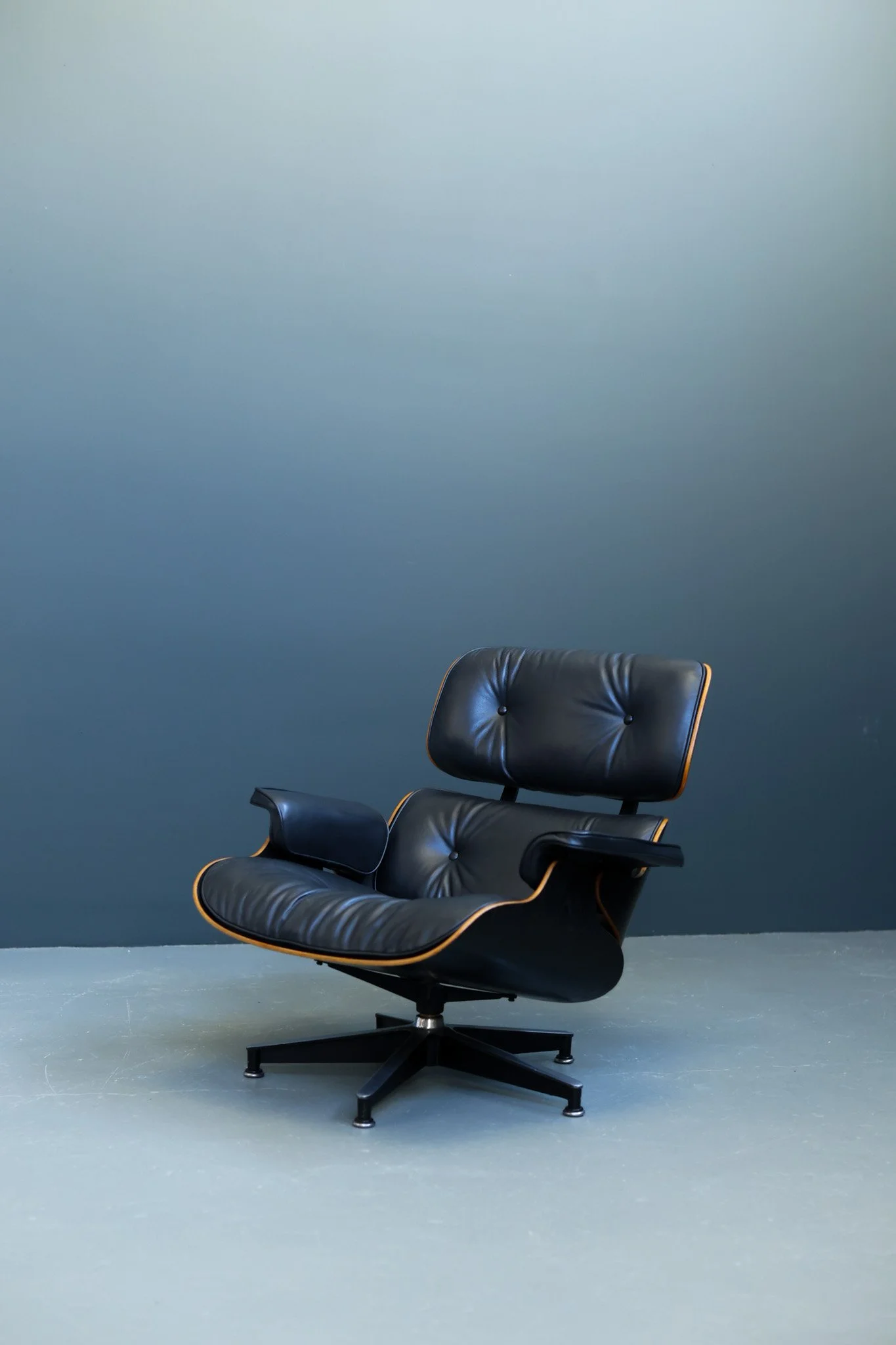 Charles and Ray Eames 670 Lounge Chair for Herman Miller, Black Edition foto 3