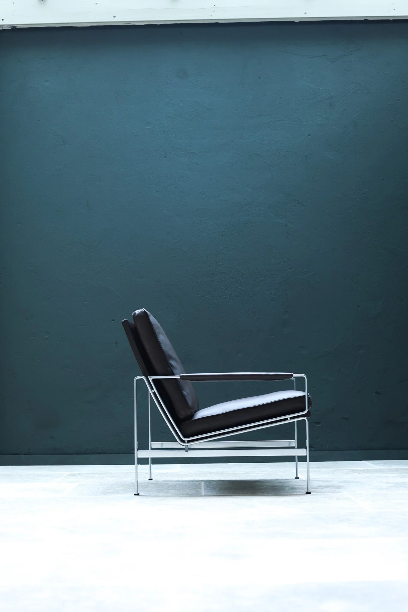 Fabricius and Kastholm FK6720 lounge chair in leather and stainless steel, Kill International, 1960s