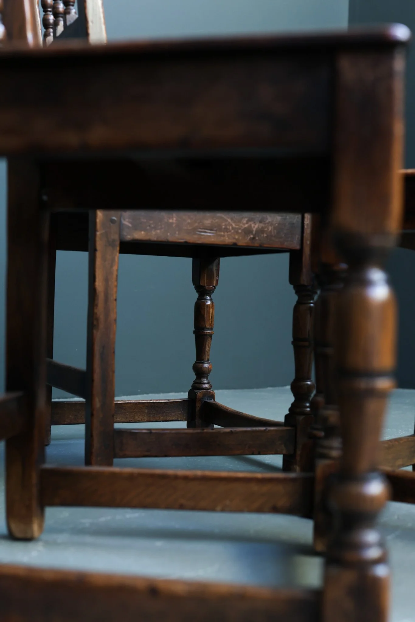 French 18th-Century Solid Oak Side Chairs, Set of Six foto 4