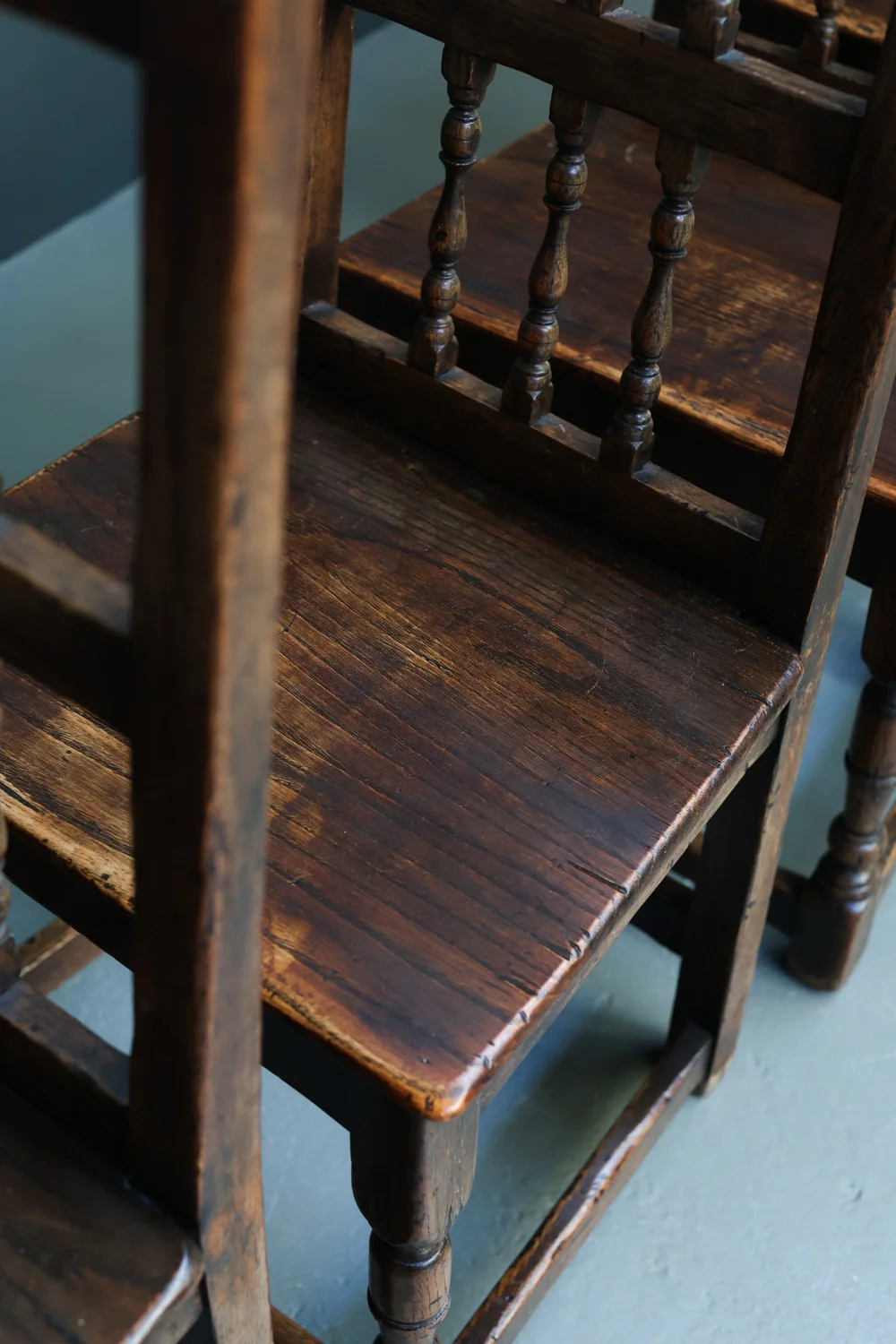 French 18th-Century Solid Oak Side Chairs, Set of Six foto 8